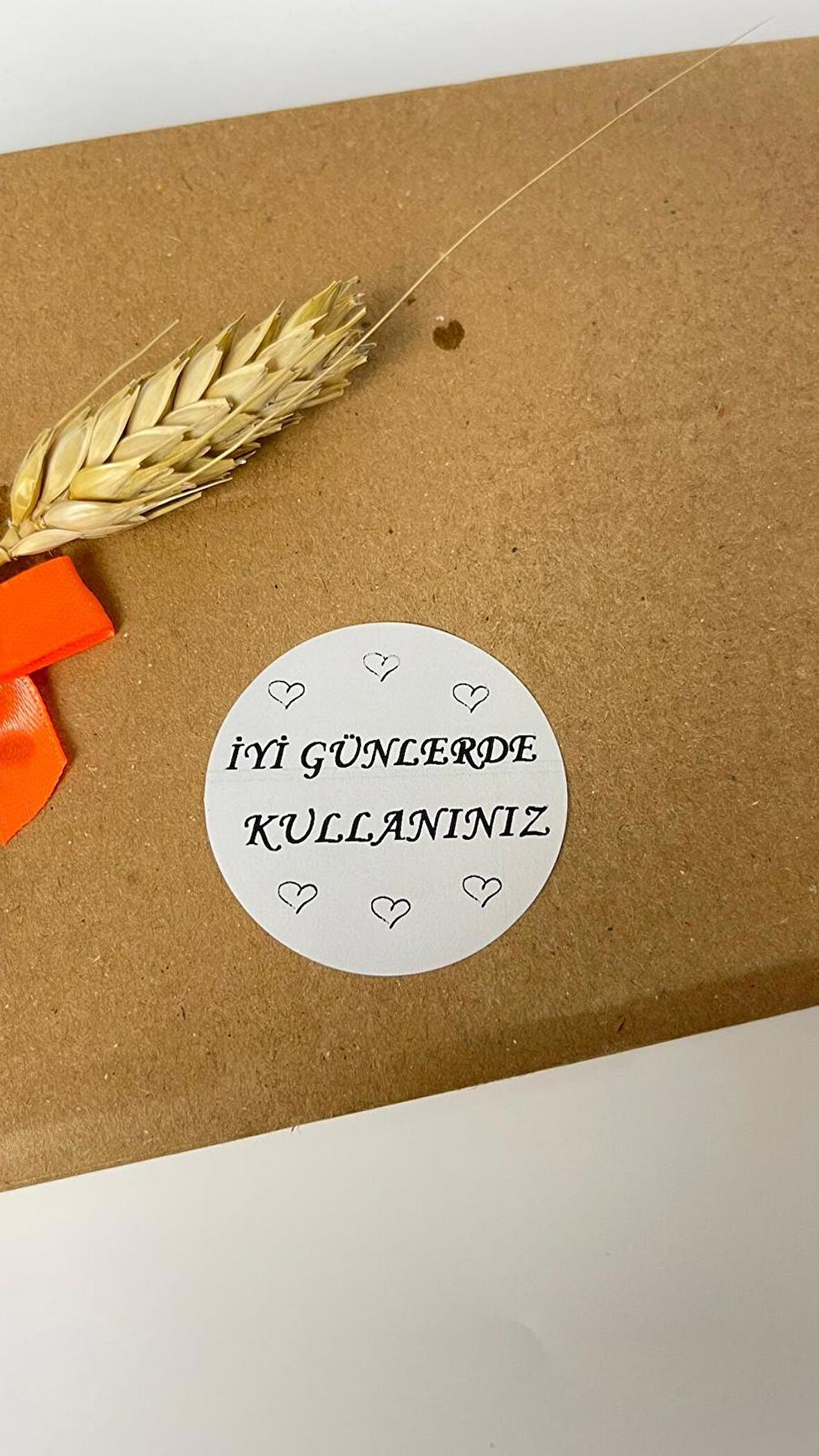 İyi Günlerde Kullanınız Kalpli Siyah Yazılı Yuvarlak Yapışkanlı Etiket 5x5 cm 100 adet