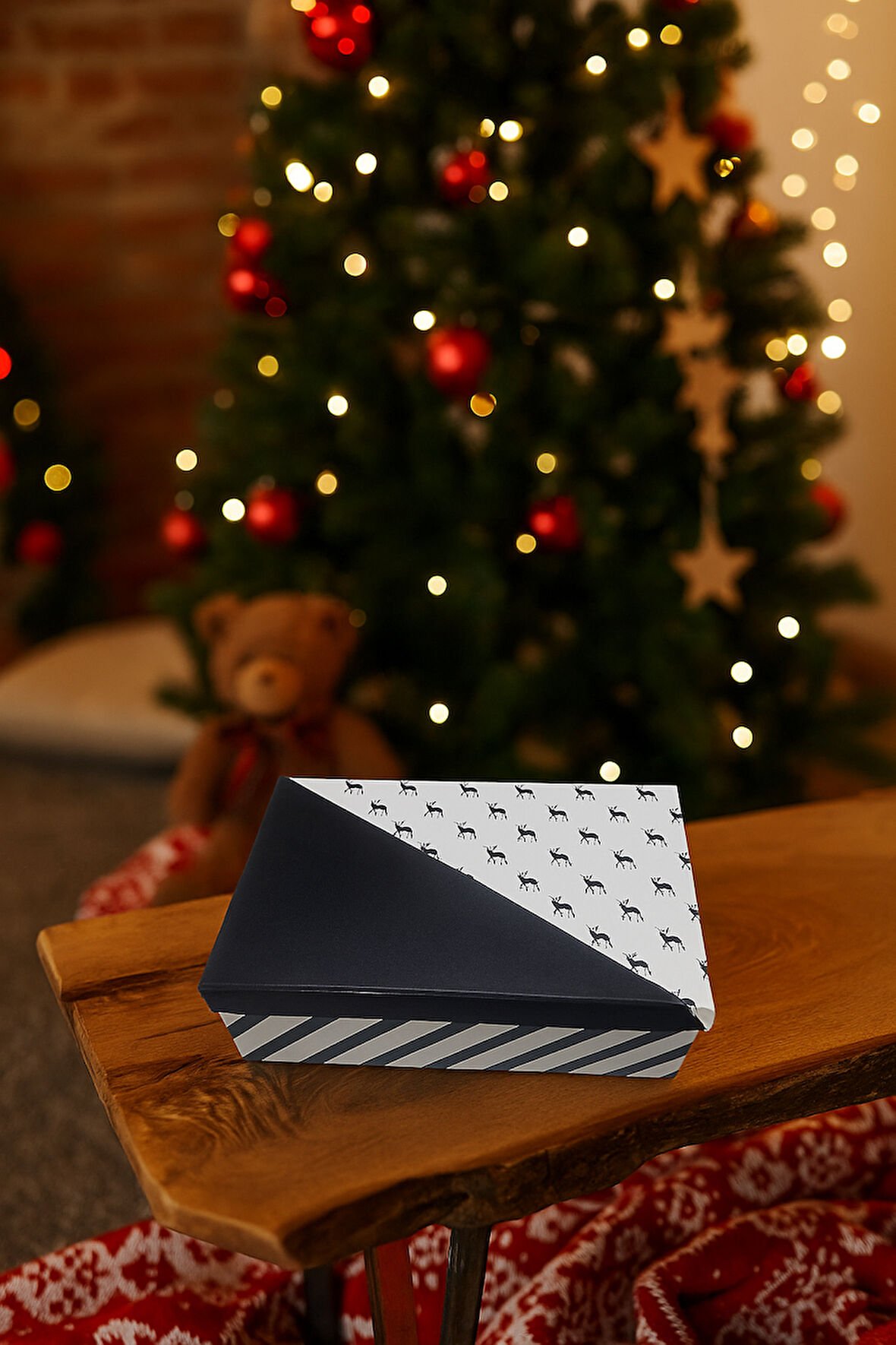 14×20×8 cm Geyikli Siyah Beyaz Cepli Dikdörtgen Lüks Yılbaşı Hediyelik Karton Kutu