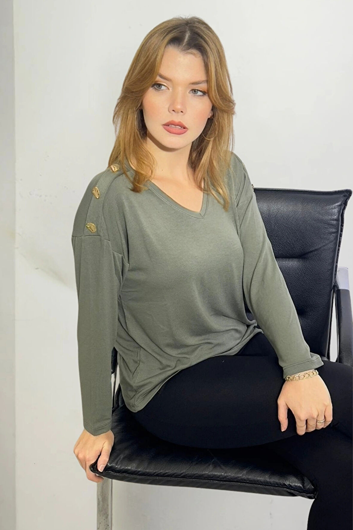 Omuz Düğme Detaylı Bluz