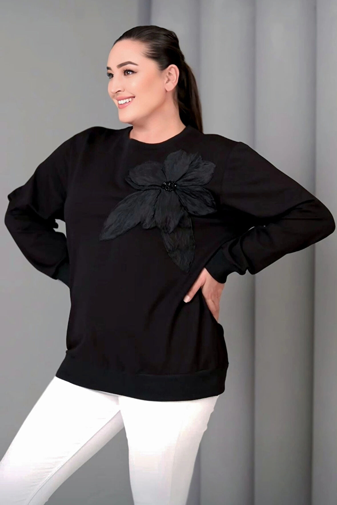 Çiçek Aplikeli Sweatshirt
