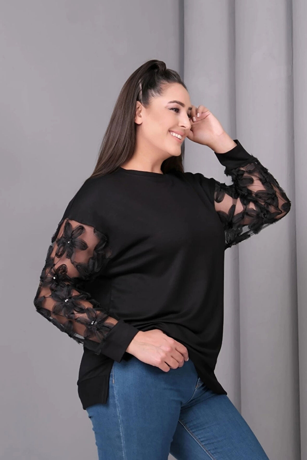 Kolları Tül Çiçek Aplikeli Bluz