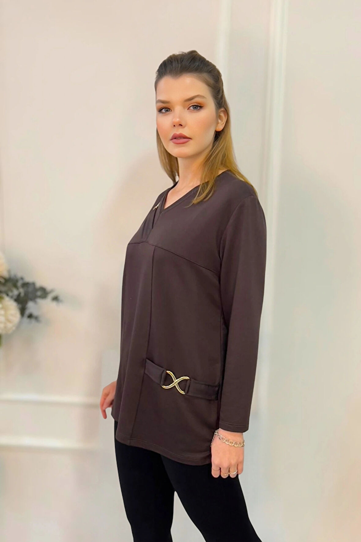 Yakası Toka Detaylı Parçalı Bluz