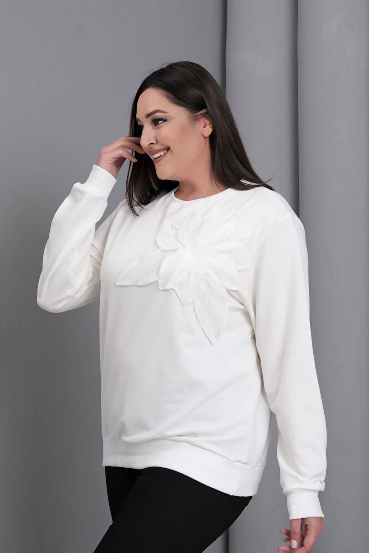 Çiçek Aplikeli Sweatshirt