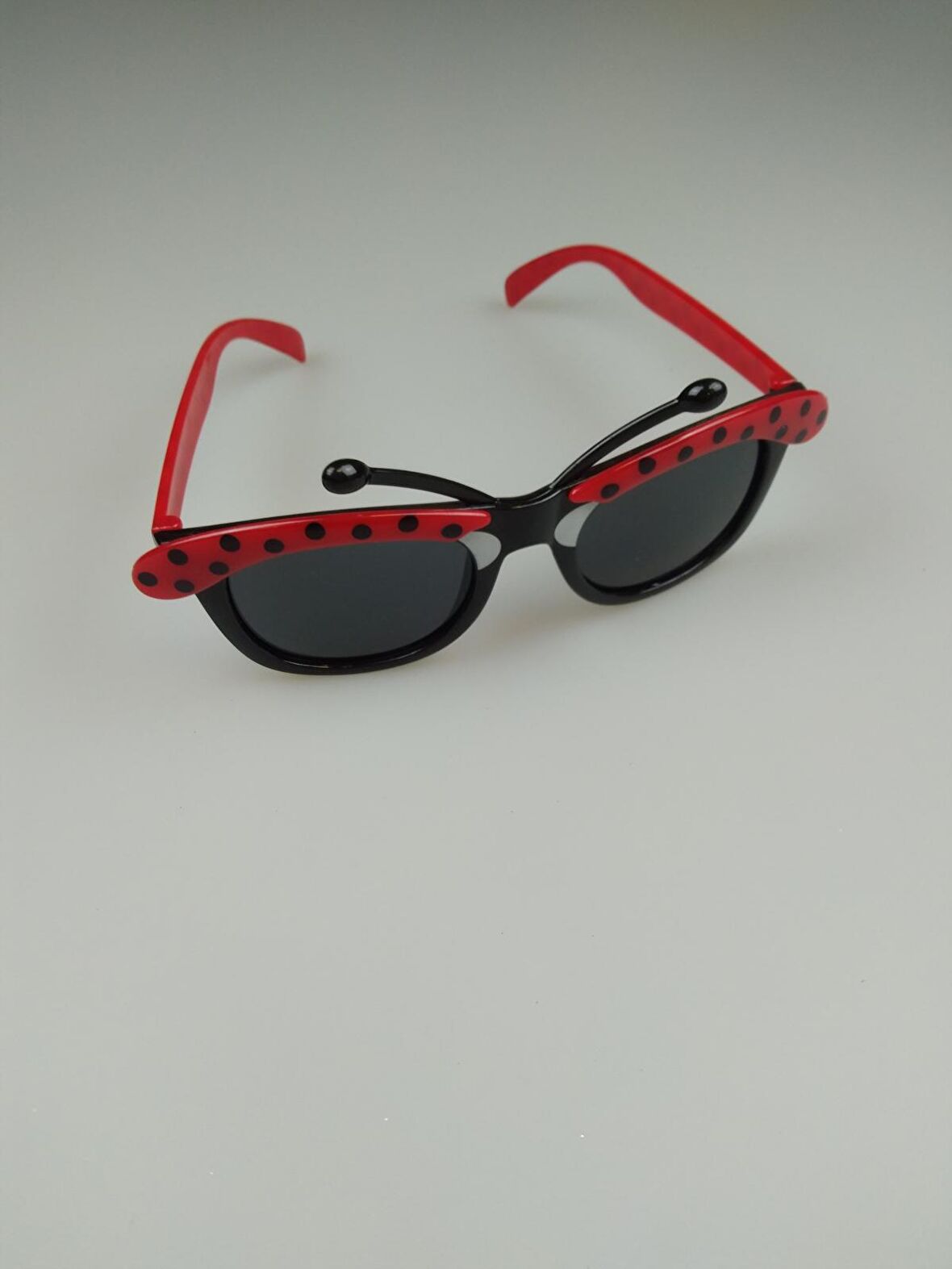 GÖZLÜK BENEKLİ SİYAH KIRMIZI