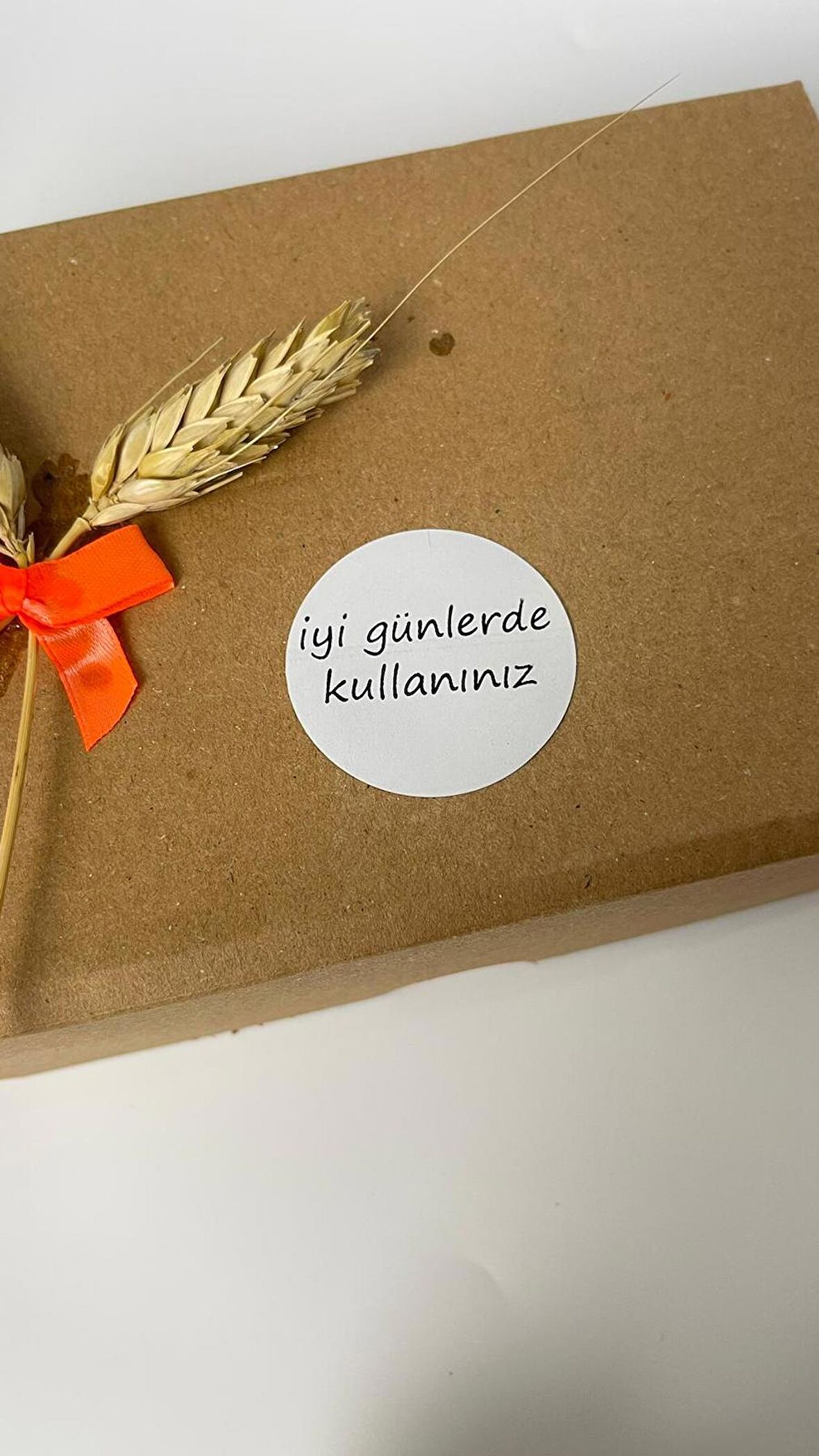 İyi Günlerde Kullanınız Siyah Düz Yazılı Yuvarlak Yapışkanlı Etiket 4x4 cm 120 adet
