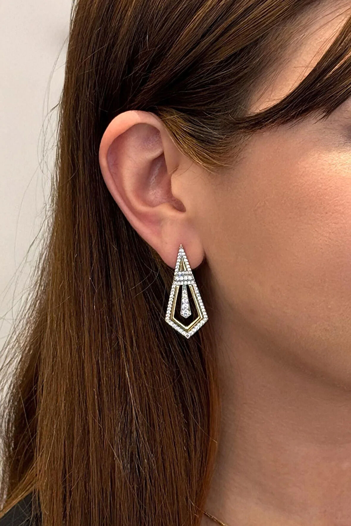 Gold Tektaş Ve Zirkon Taş Detay Üçgen Tasarım Küpe