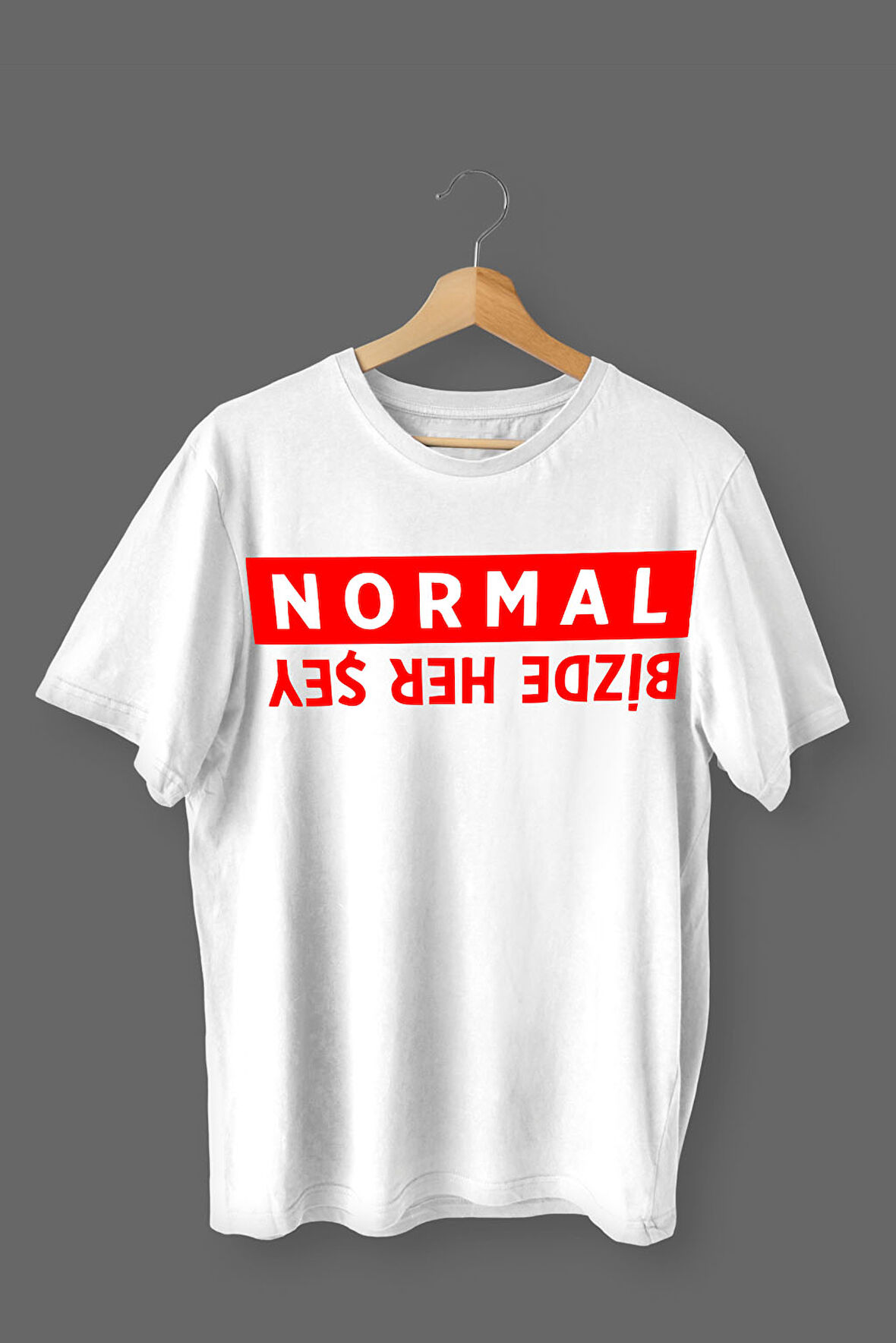 Bizde Her Şey Normal Baskılı Pamuklu Likralı T-shirt (Kırmızı Yazılı Beyaz) L Beden