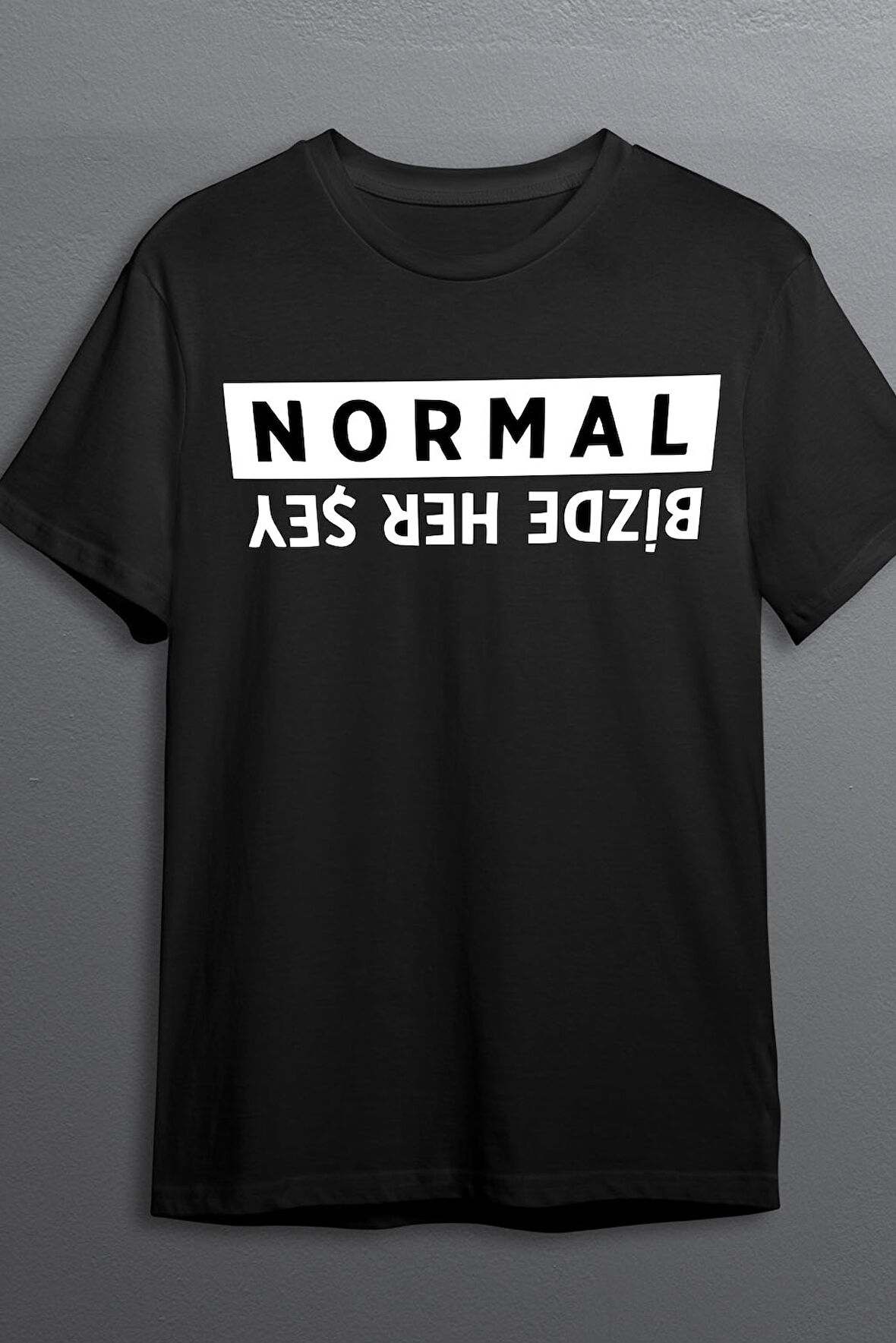 Bizde Her Şey Normal Baskılı Pamuklu Likralı T-shirt (Beyaz Yazılı Siyah) XL Beden