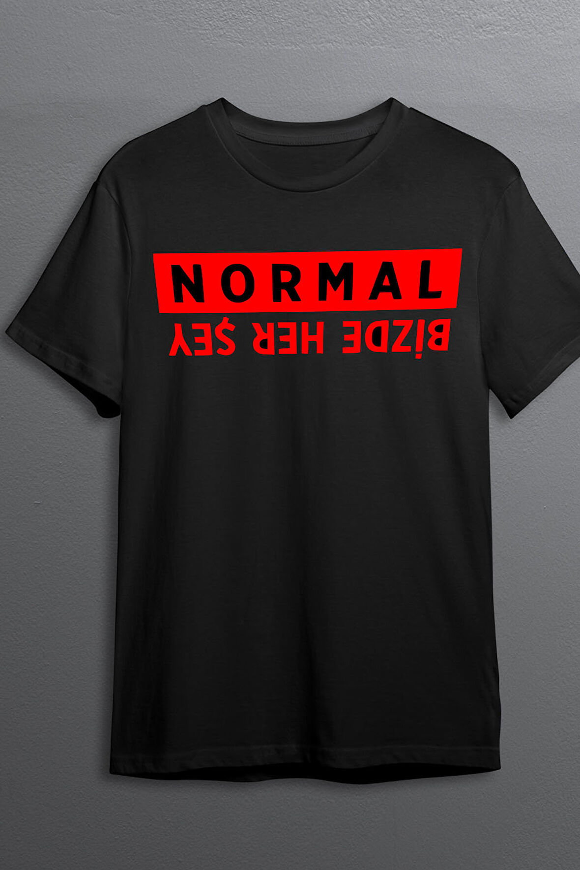 Bizde Her Şey Normal Baskılı Pamuklu Likralı T-shirt (Kırmızı Yazılı Siyah) XL Beden