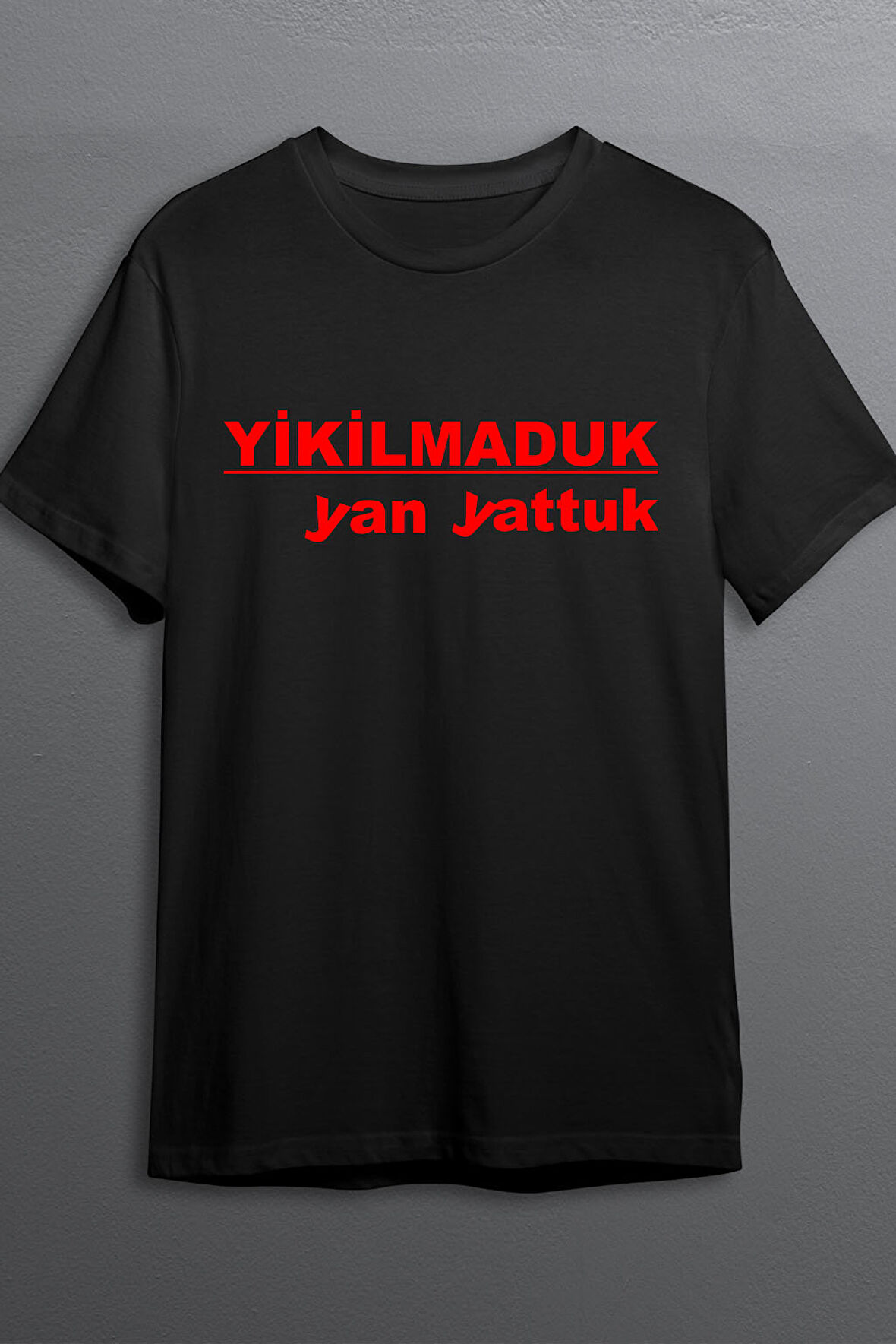 Yıkılmaduk Yan Yattuk Baskılı Pamuklu Likralı T-shirt (Kırmızı Yazılı Siyah) L Beden