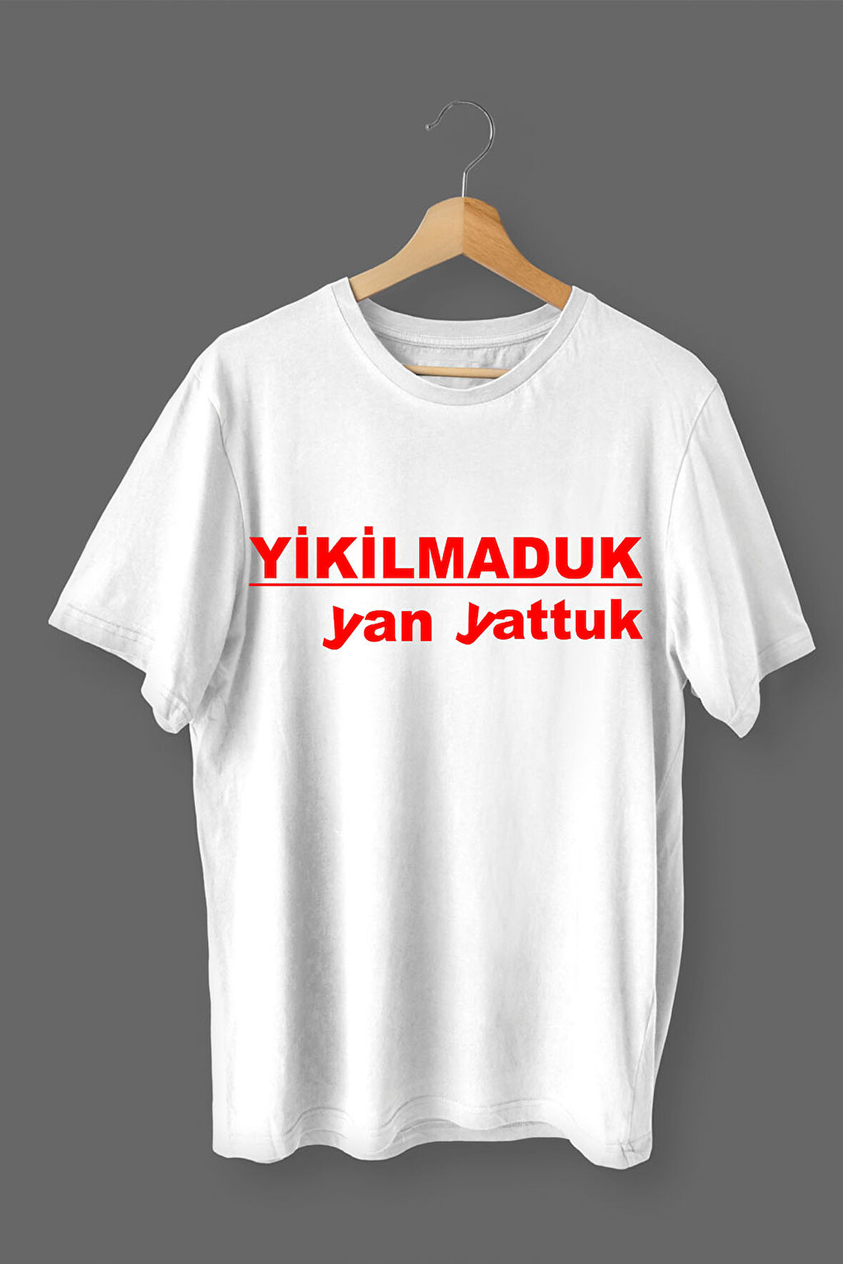 Yıkılmaduk Yan Yattuk Baskılı Pamuklu Likralı T-shirt (Kırmızı Yazılı Beyaz) S Beden