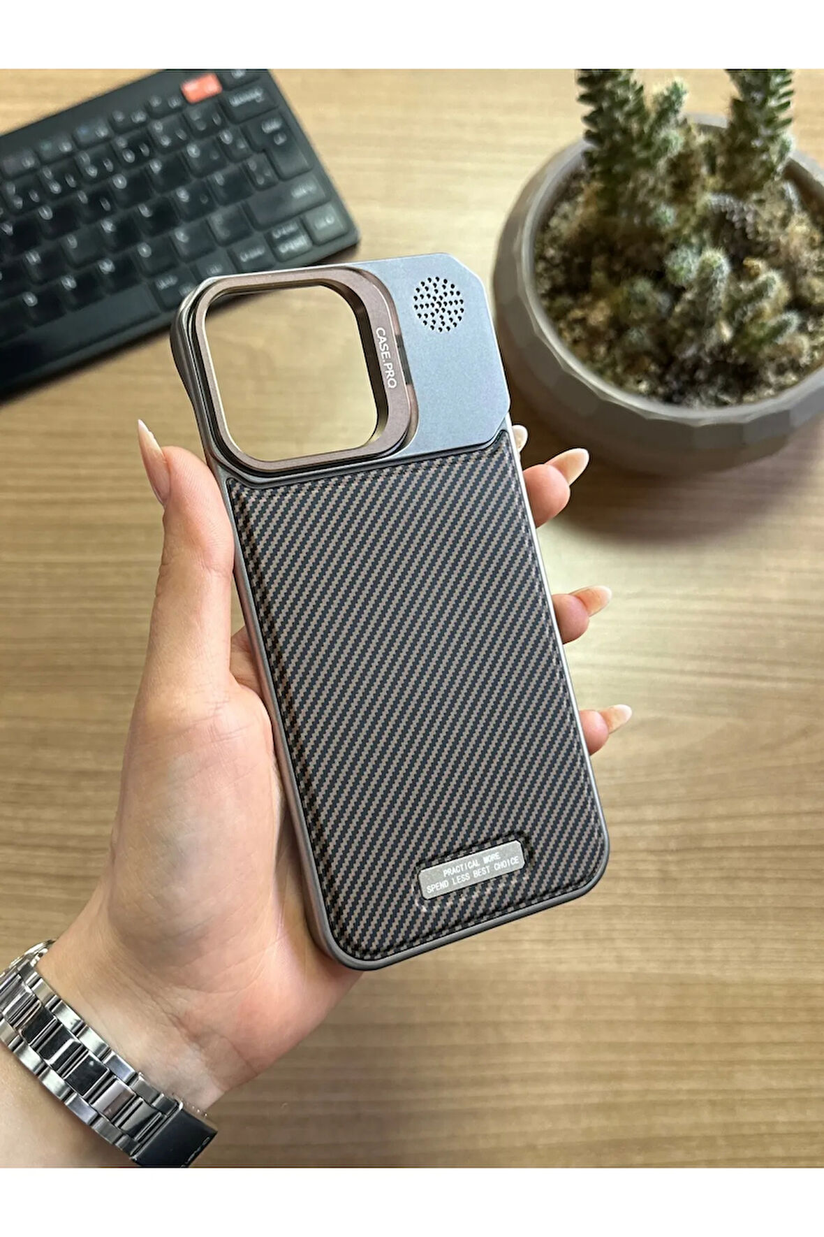 iPhone 15 Pro Max Standlı karbon Kılıf Soocase624