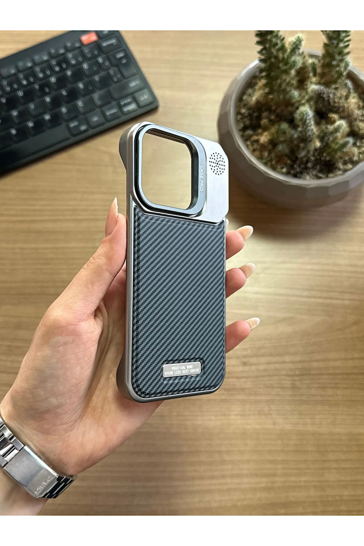 iPhone 15 Pro Standlı karbon Kılıf Soocase624