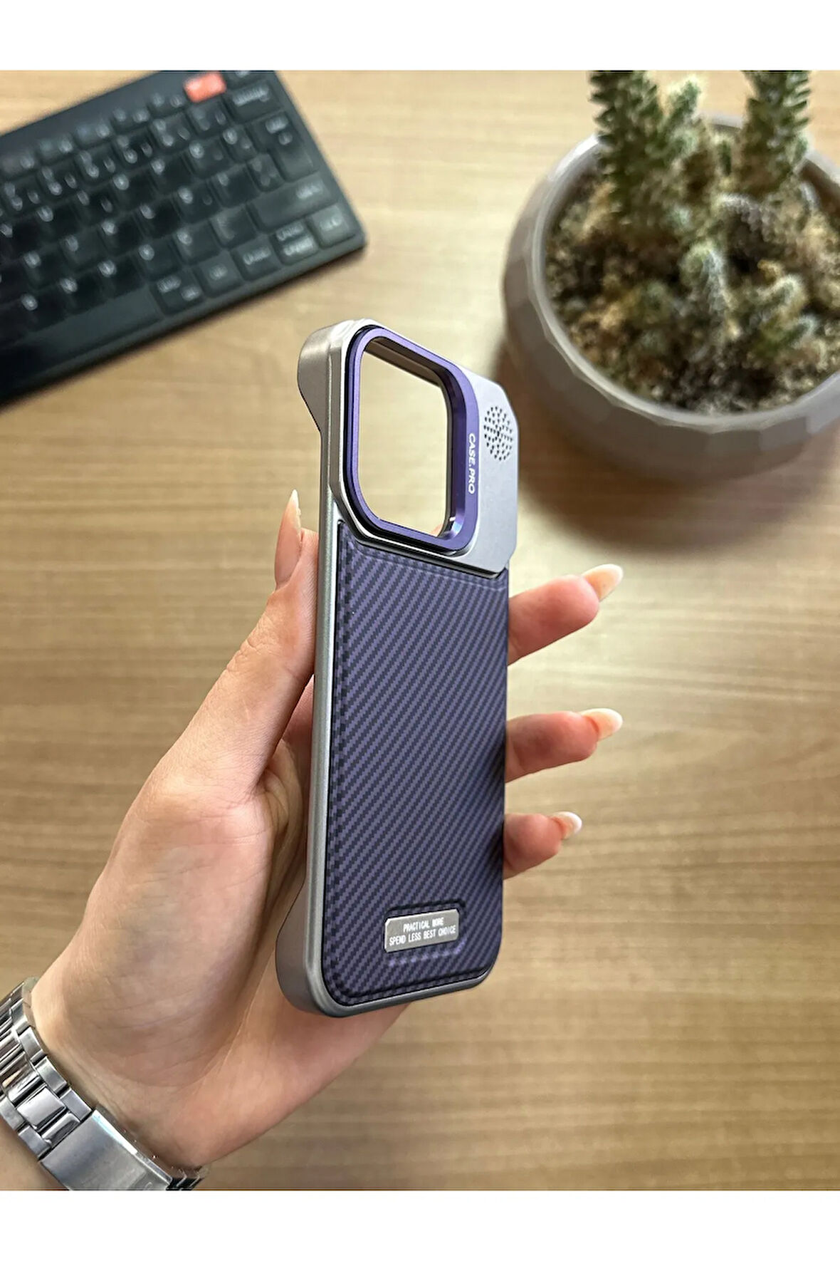 iPhone 15 Pro Standlı karbon Kılıf Soocase624