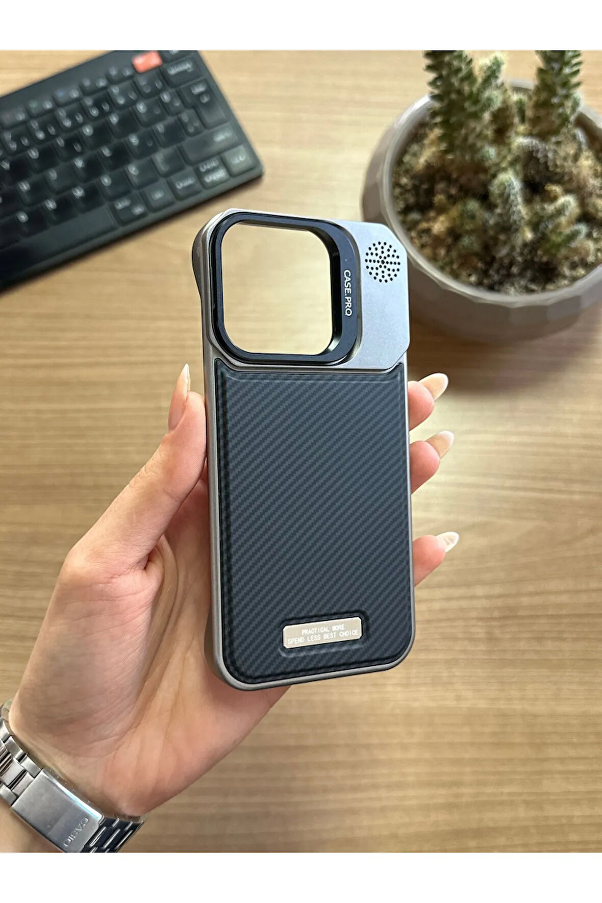 iPhone 15 Pro Standlı karbon Kılıf Soocase624