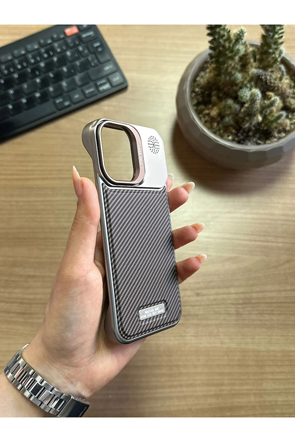 iPhone 15 Standlı karbon Kılıf Soocase624