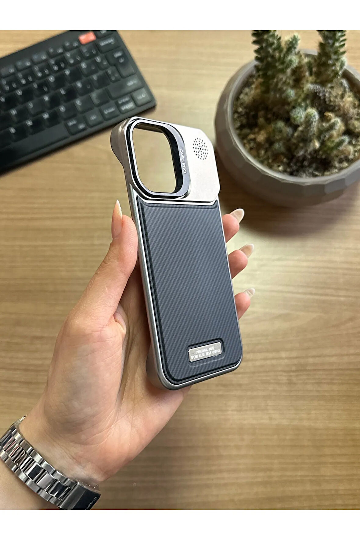 iPhone 16 Pro Standlı karbon Kılıf Soocase624