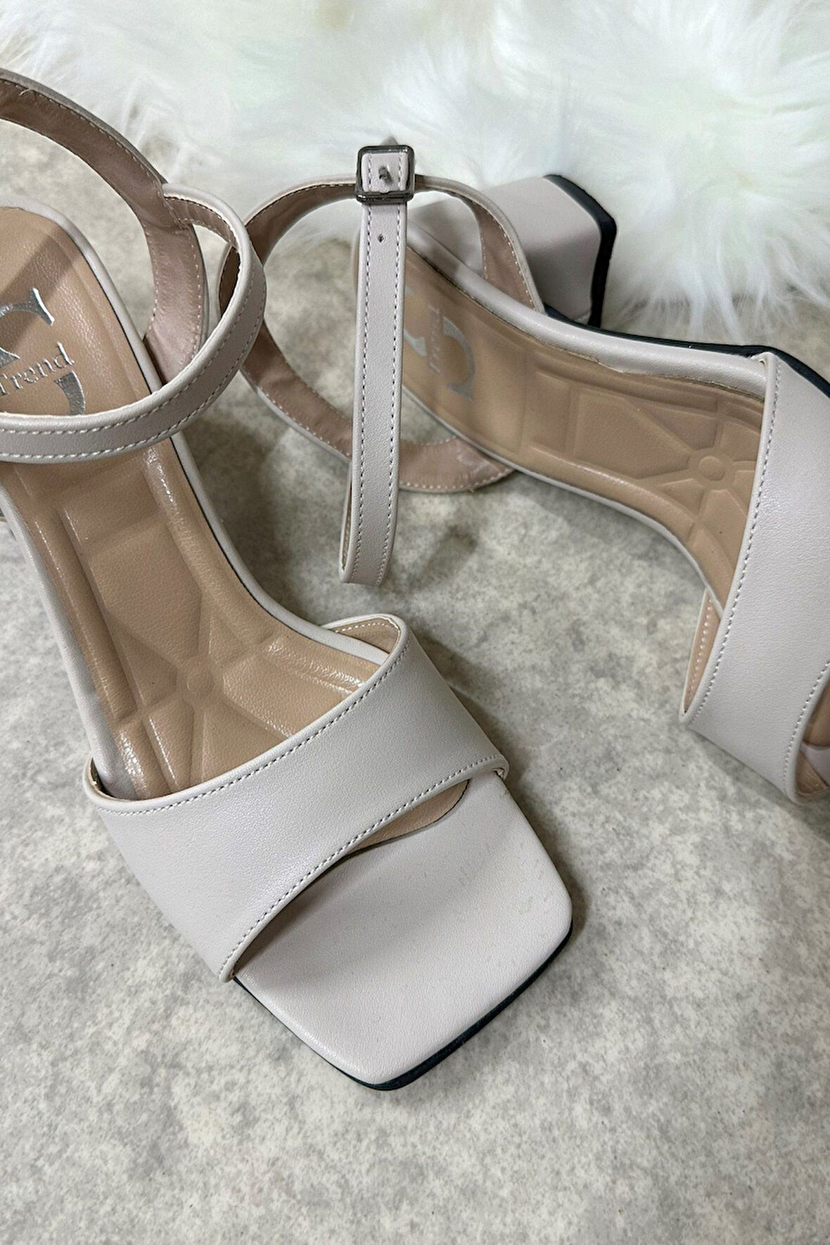 Günlük Kadın Sandalet Kalın Topuklu Bantlı Bilekten Bağlı Küt Burunlu Rahat Yumuşak Taban 275