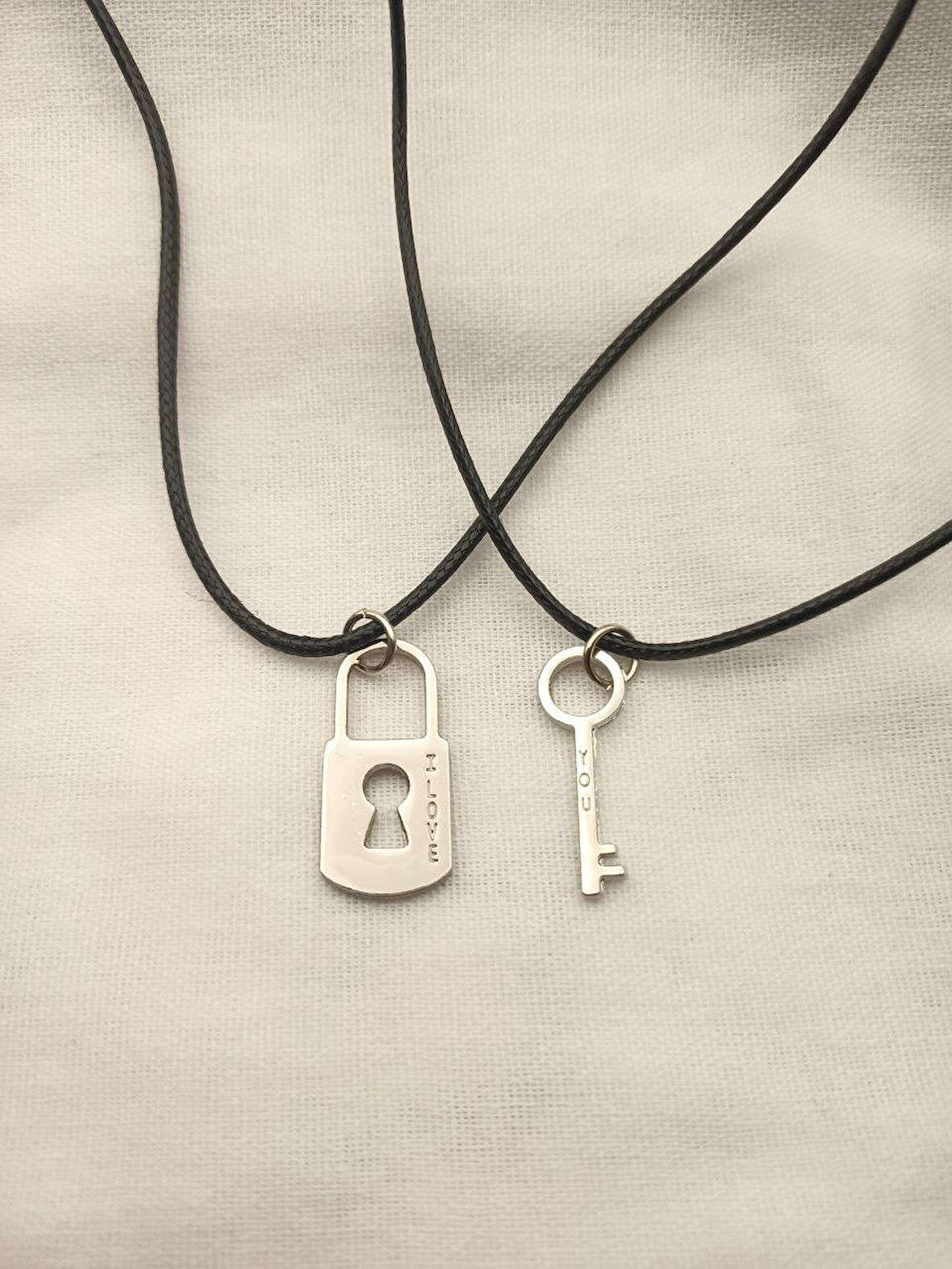 Ortası Delik Asma Kilit ve Anahtar İkili Çift Kolye