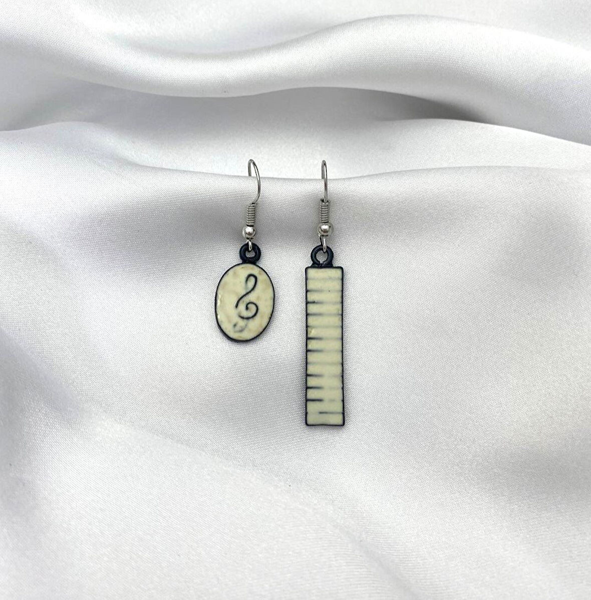 Sol Anahtarı Ve Piyano Klavyesi Küpe