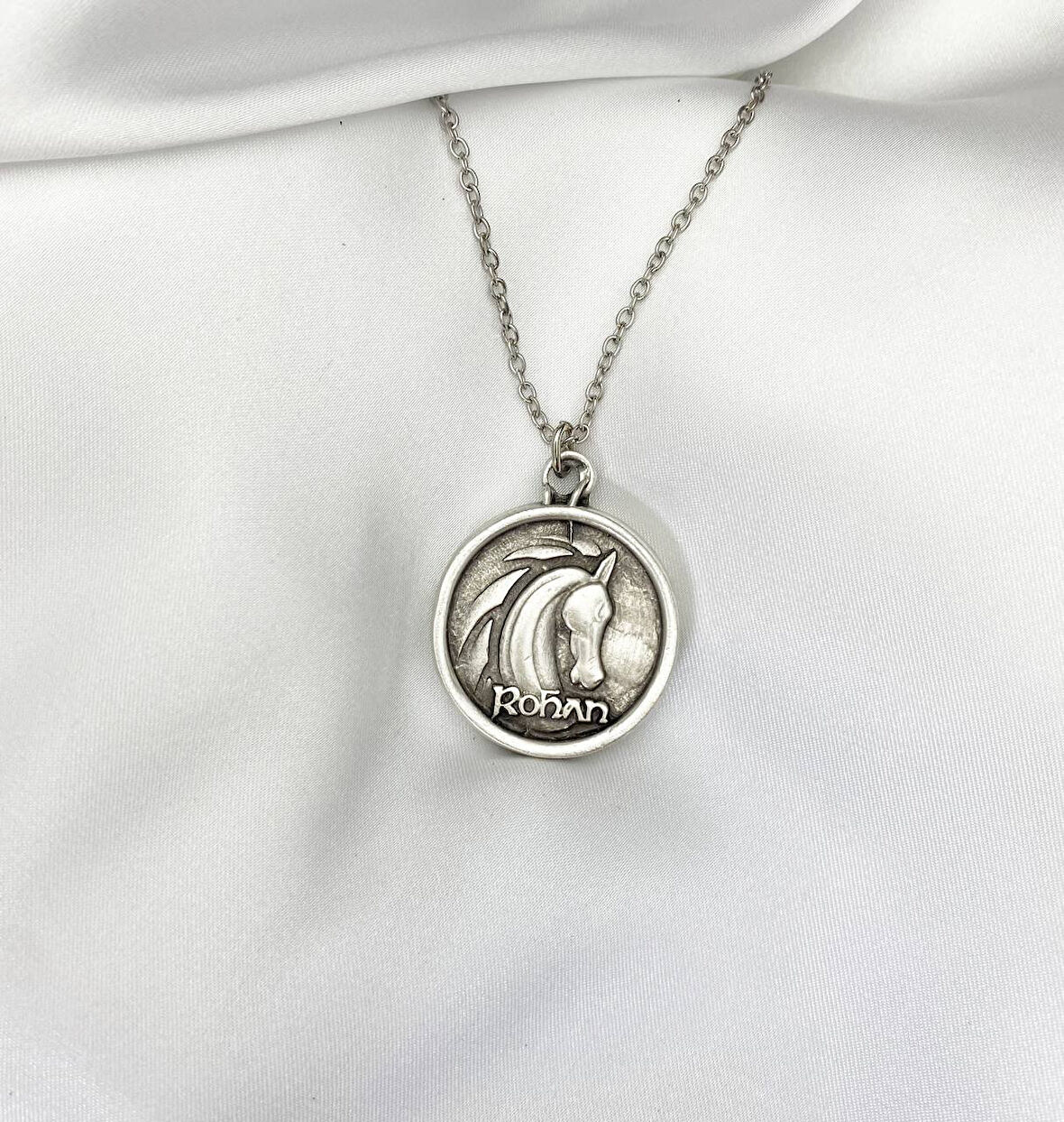 Yüzüklerin Efendisi Rohan Amblem Çift Taraflı Yazılı Madalyon Kolye