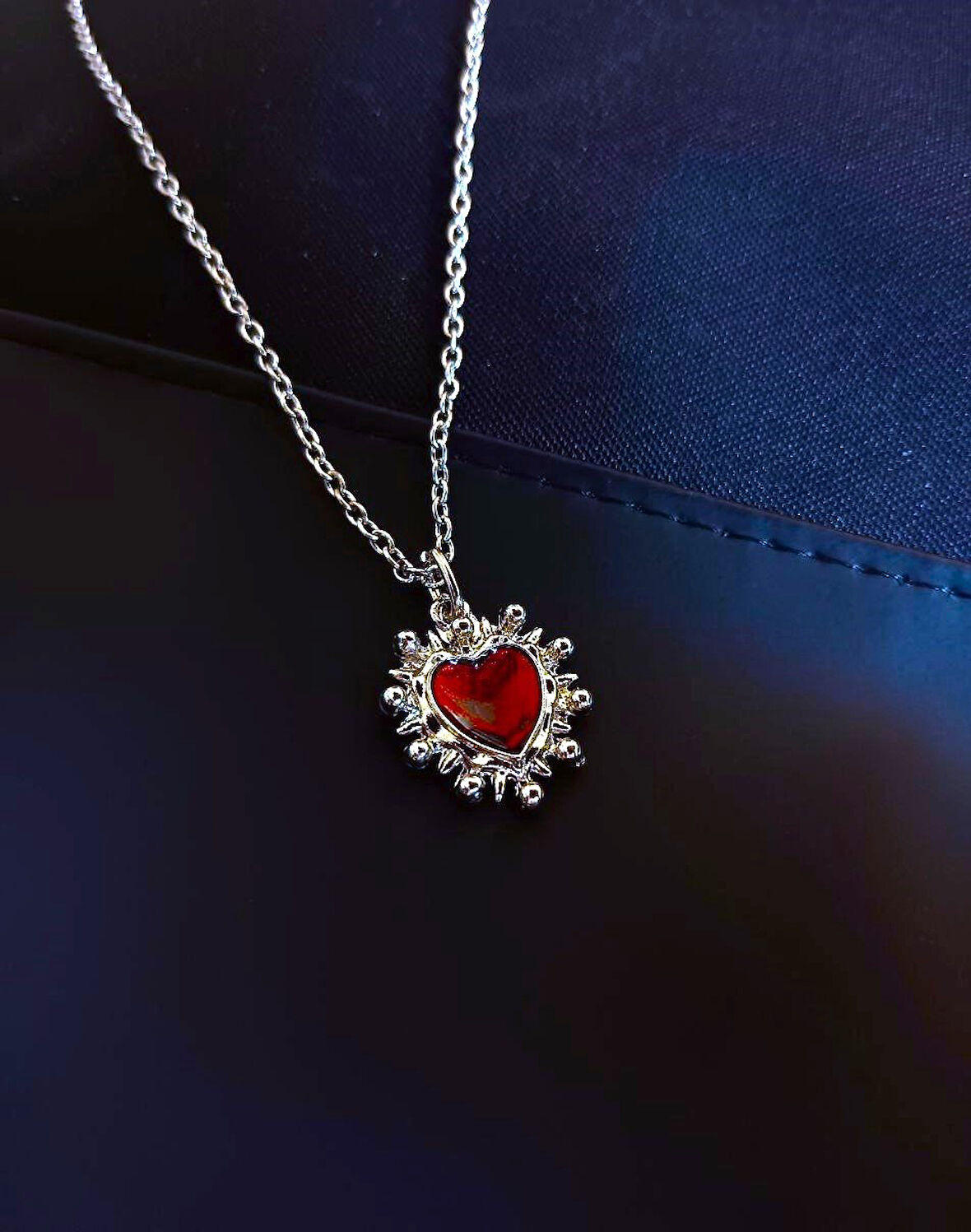 Kırmızı Mineli Kalp Figür Gotik Kadın Kolye - Gümüş Kaplama