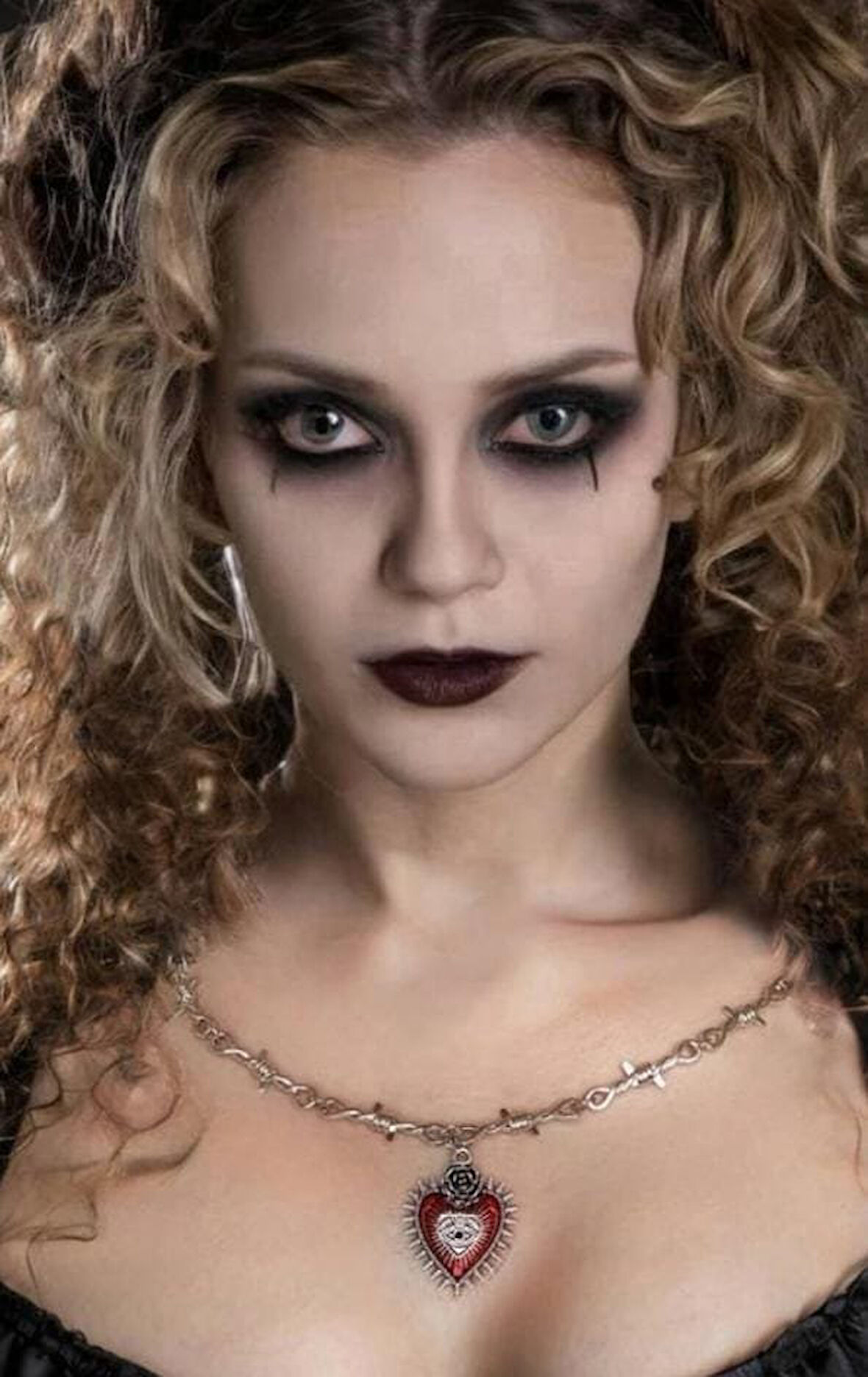 Gotik Dikenli Zincir Kalp Gül Detaylı Kırmızı Kadın Kolye 