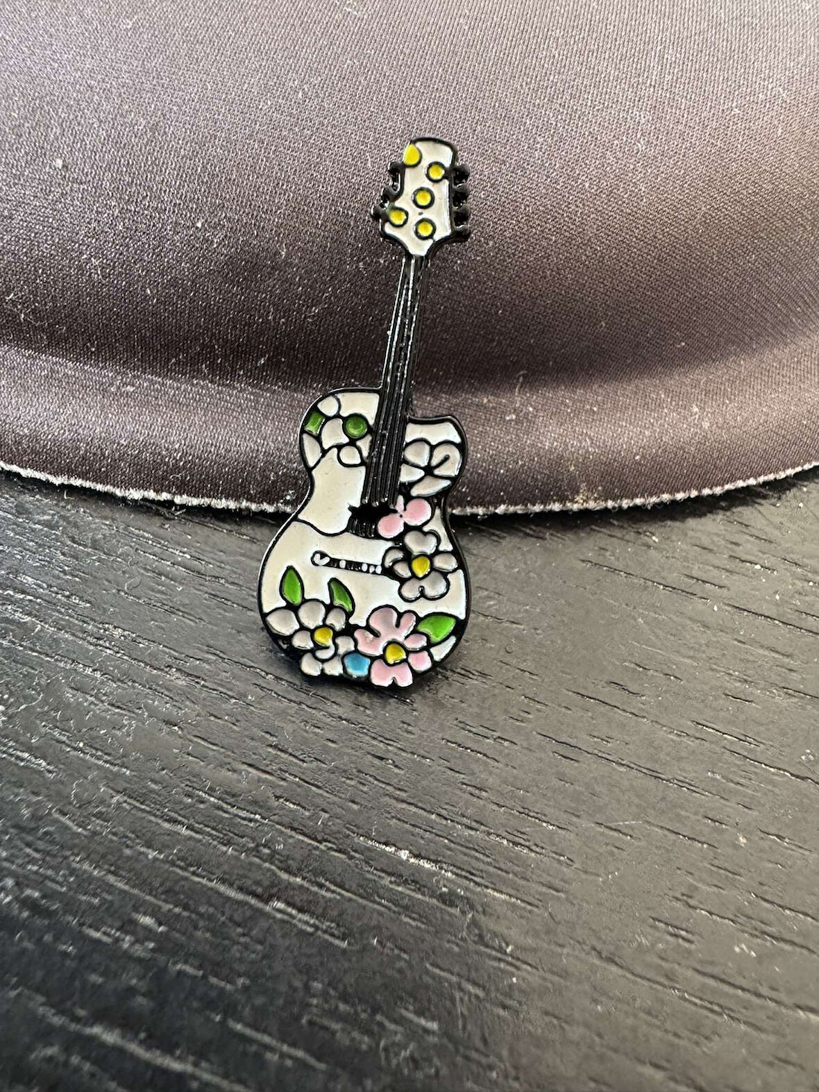 Desenli Çiçekli Gitar Beyaz Rozet Müzisyen Hediye 