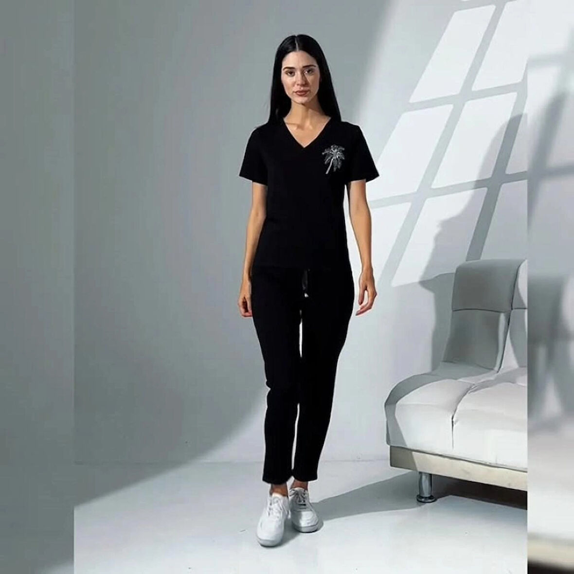 Siyah V Yaka Taş Detaylı Eşofman Takımı