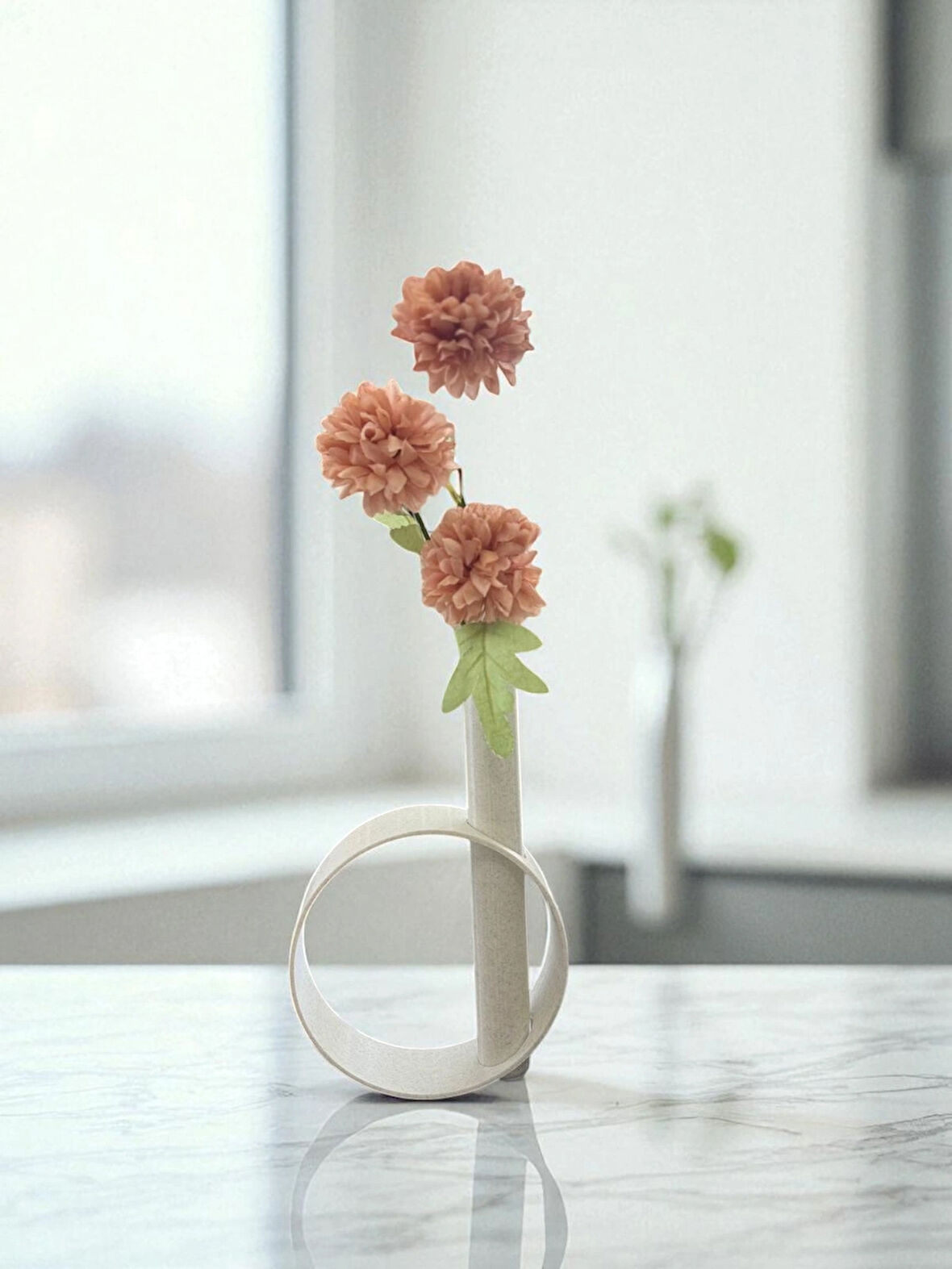 Modern Dekoratif Çiçekli Vazolu Biblo – Minimalist Tasarım Masa & Salon Aksesuarı