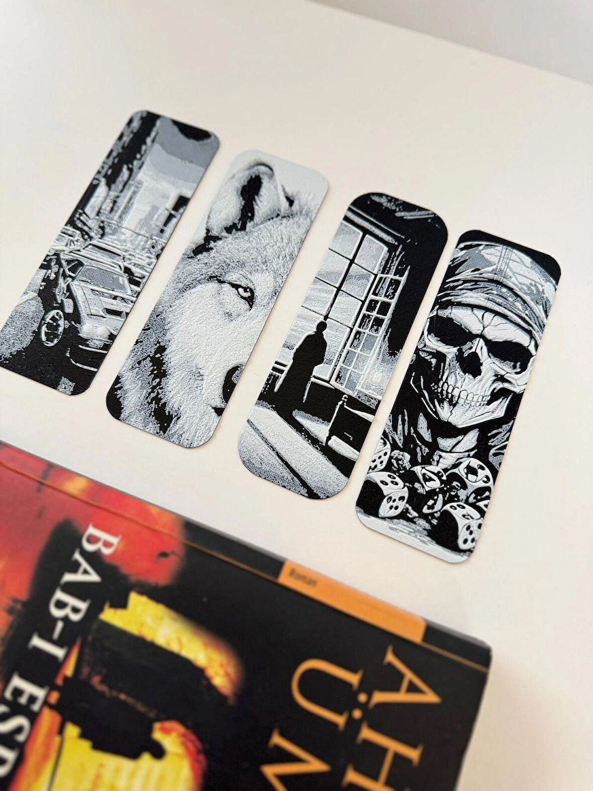  Modern ve Sanatsal 4’lü Kitap Ayracı Seti – Kurt, Şehir, İskelet ve Özel Figür Tasarımlar