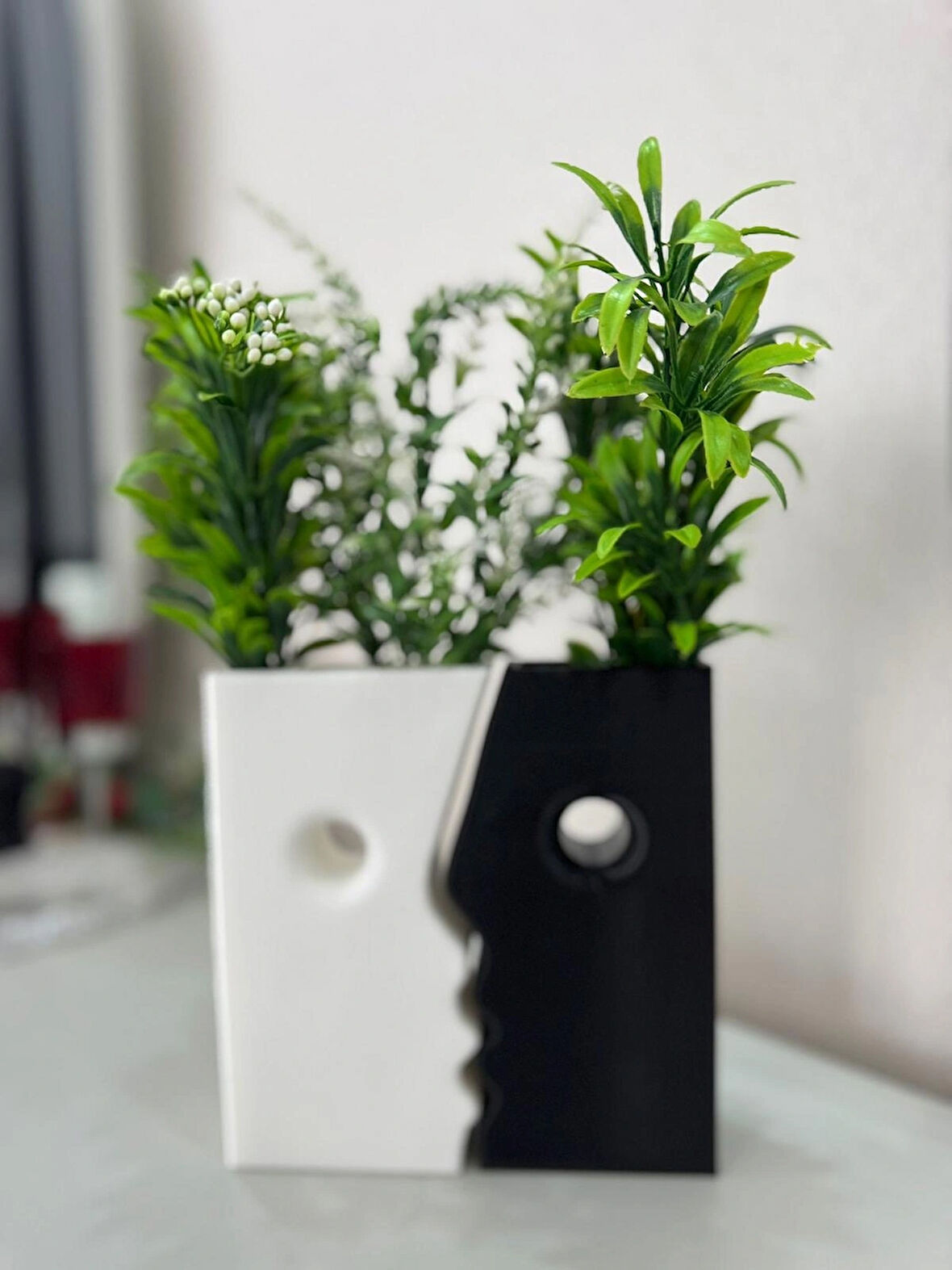 Modern Siyah-Beyaz 2’li Yüz Figürlü Dekoratif Vazo Seti | Minimalist ve Şık Tasarım