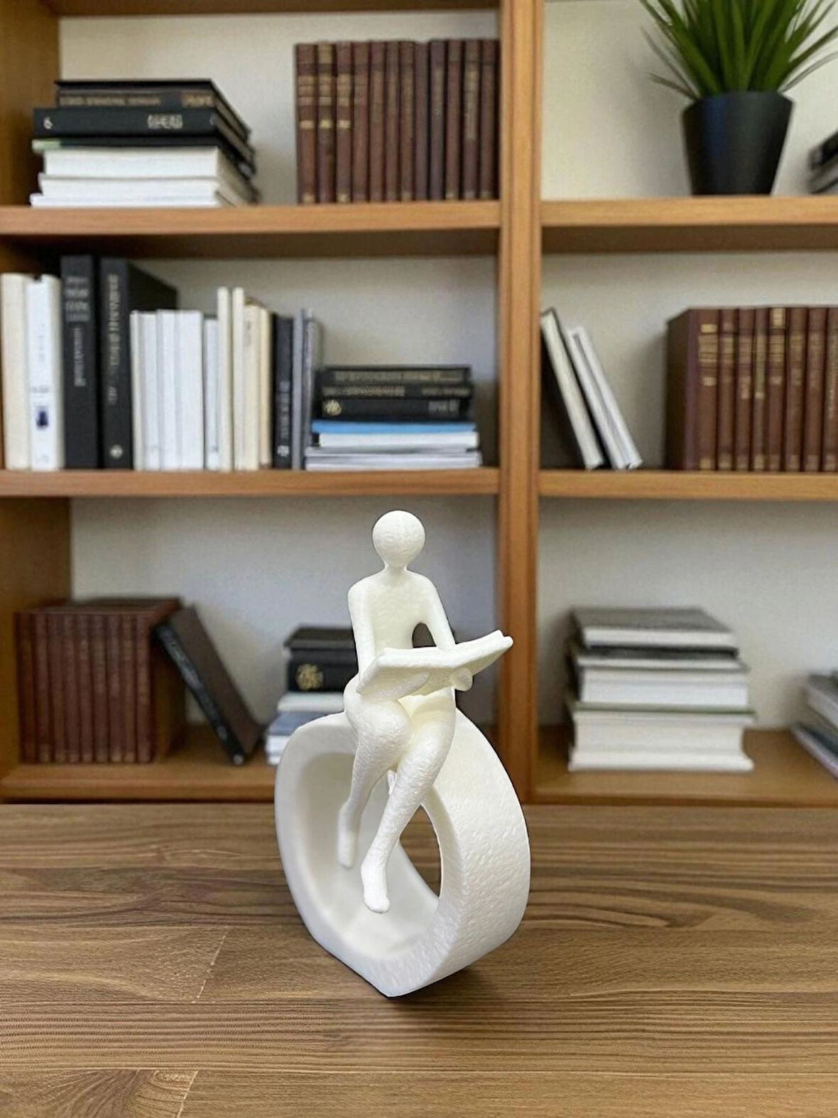 Kitap Okuyan Figür Biblo-Dekoratif Kitaplık Aksesuarı-Ev ve Ofis Dekorasyonu-Kitaplık Dekoru