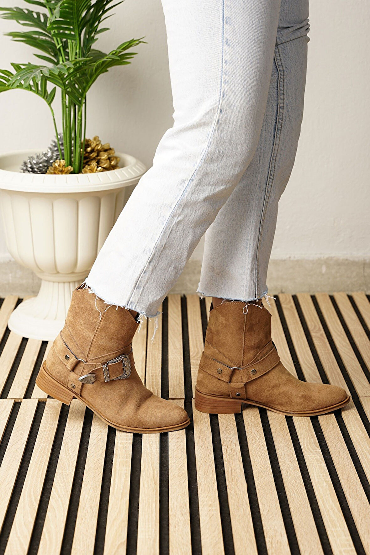 Günlük Kadın Düz Süet Bot Oval Burunlu Toka Detaylı Tırtıklı Taban Kovboy Bot 281