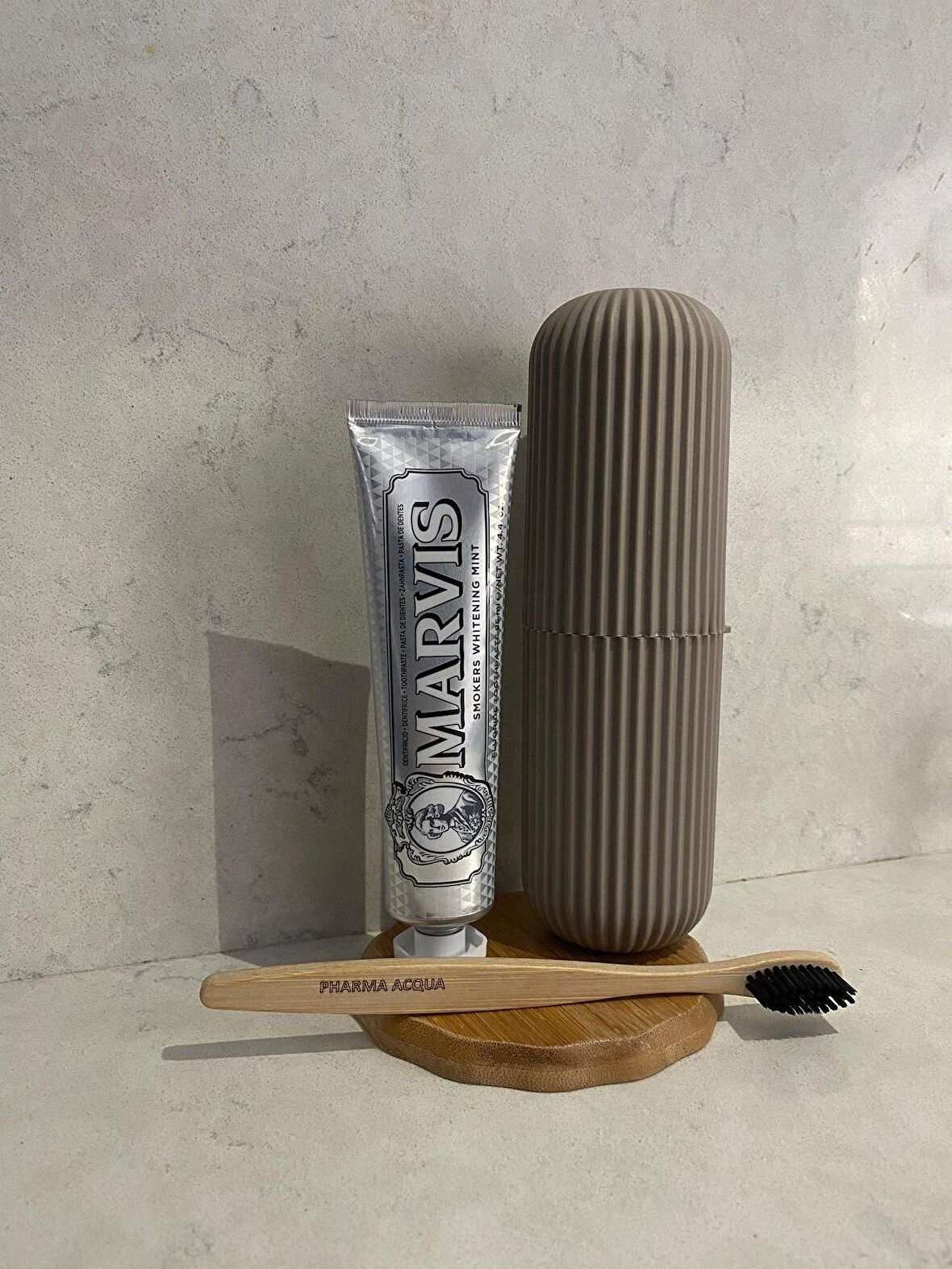 Pharma Acqua Diş Fırçası + Marvis Smokers Whitening Mint Diş Macunu 85 ml + Sütlü Kahve Saklama Kabı
