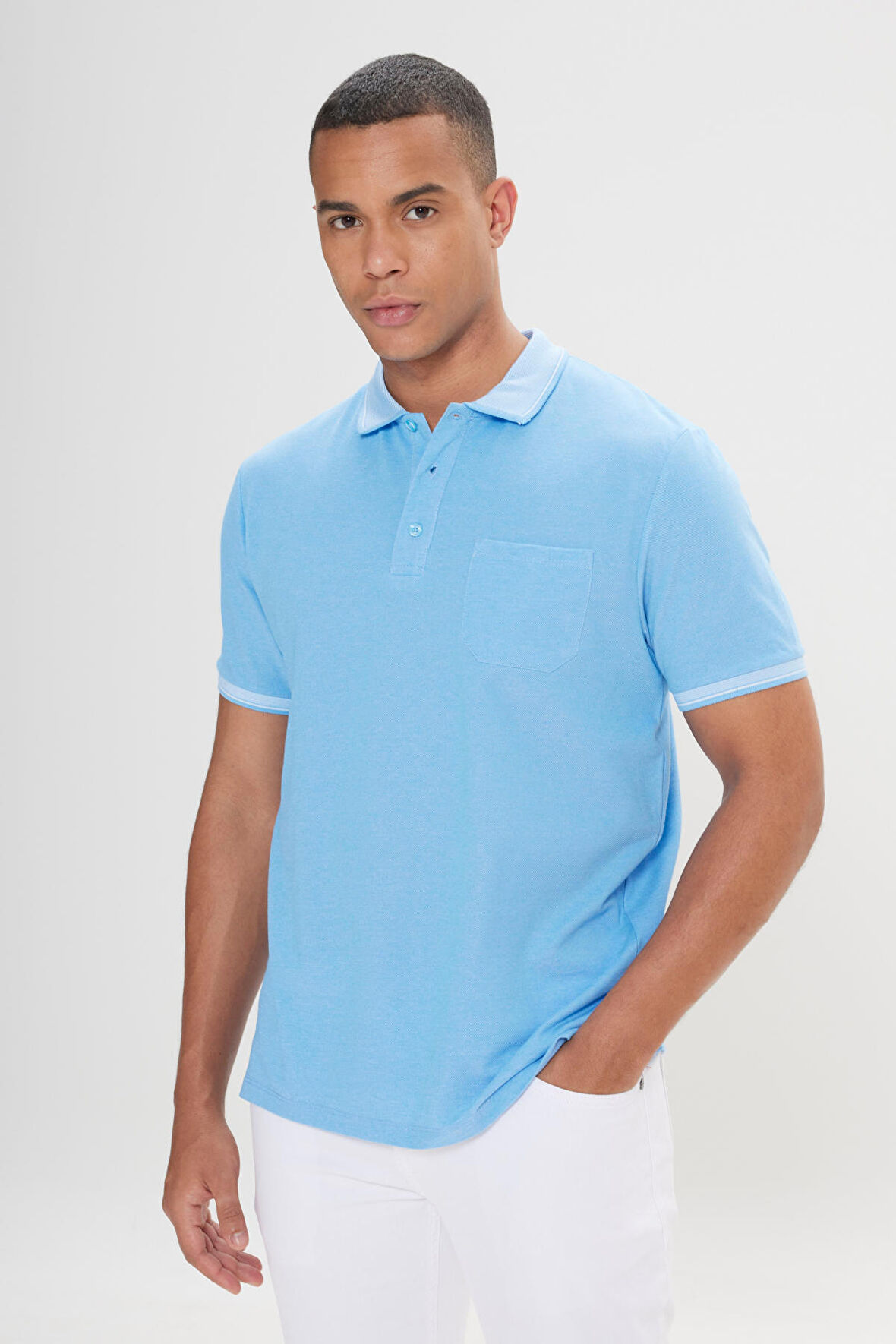 Erkek Çekmeyen Pamuklu Kumaş Regular Fit Geniş Kesim Mavi Kıvrılmaz Polo Yaka Cepli Tişört