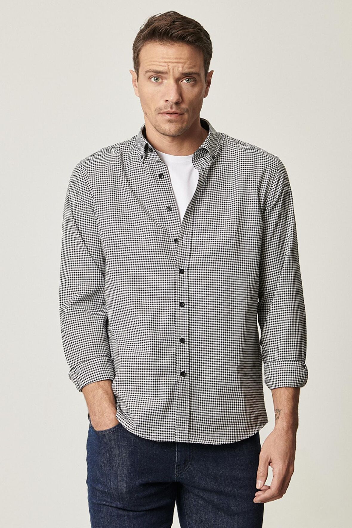 Erkek Beyaz-siyah Tailored Slim Fit Dar Kesim Düğmeli Yaka Kareli Gömlek