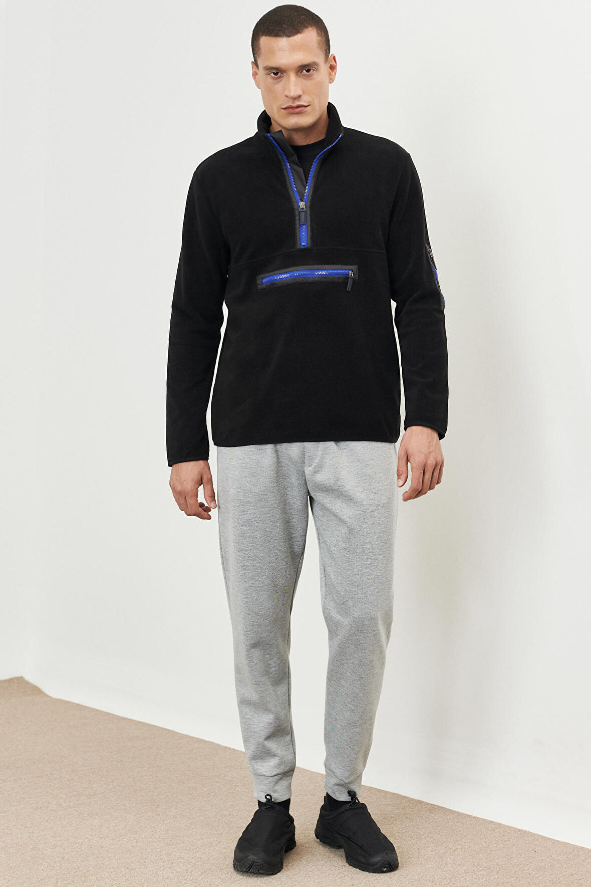 Erkek Siyah Standart Fit Normal Kesim Bato Yaka Kolda Fermuar Detaylı Isı Koruyan Sweatshirt Polar