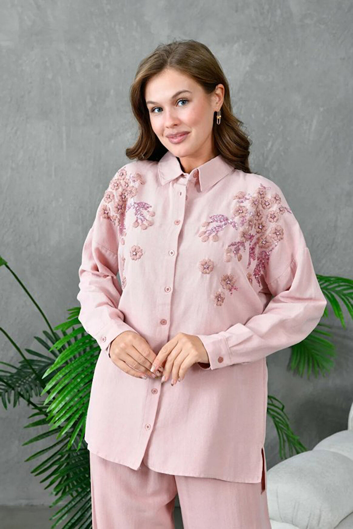 Kadın Nakış İşlemeli Keten Oversize Düğmeli Gömlek