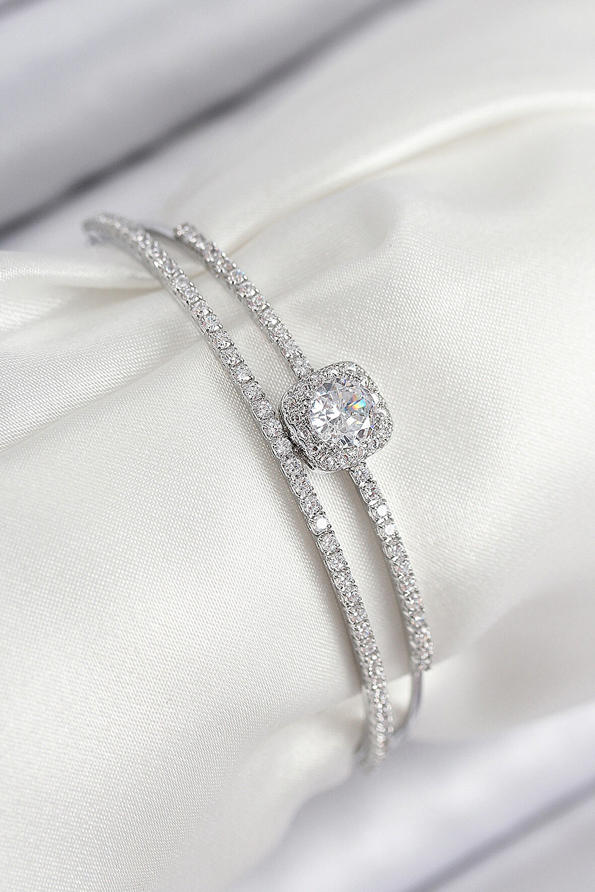 Pirinç Zirkon Taşlı Baget Model Gümüş Renk Kadın Bileklik - TJ-BB7872