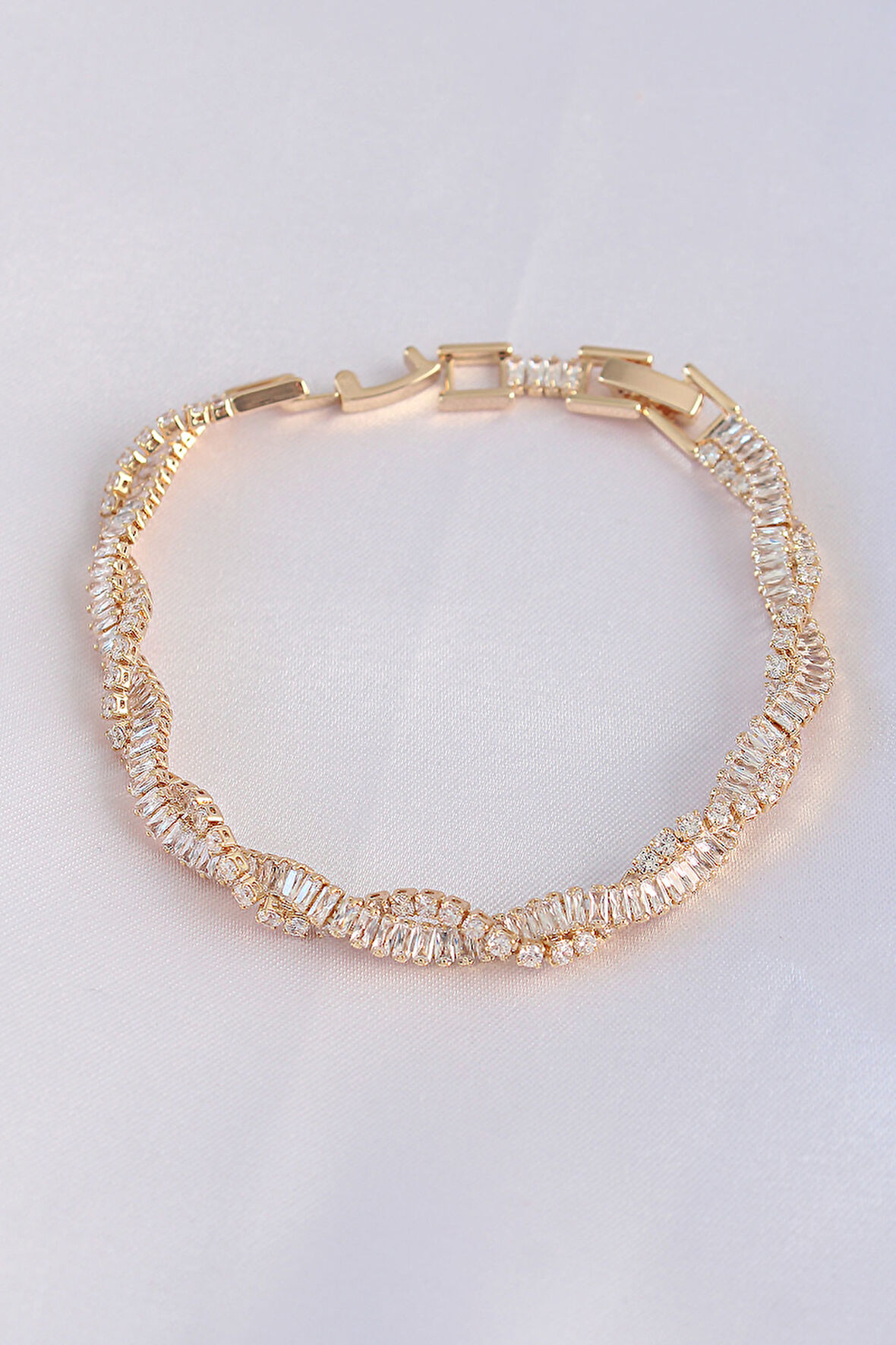 Vip Seri Pirinç Zirkon Taşlı Gold Renk Sarmal Model Bileklik - TJ-BB6083