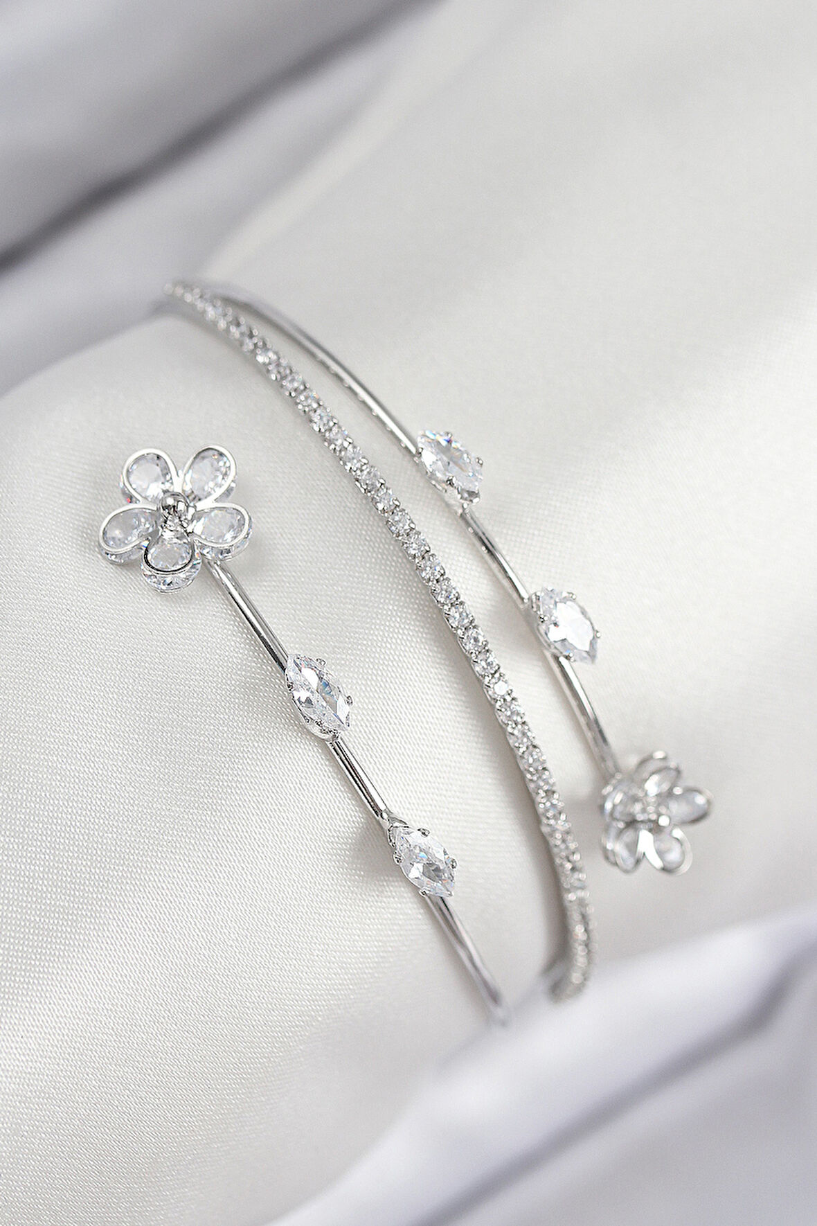 Pirinç Zirkon Taşlı Çiçek Model Gümüş Renk Kadın Bileklik - TJ-BB7860