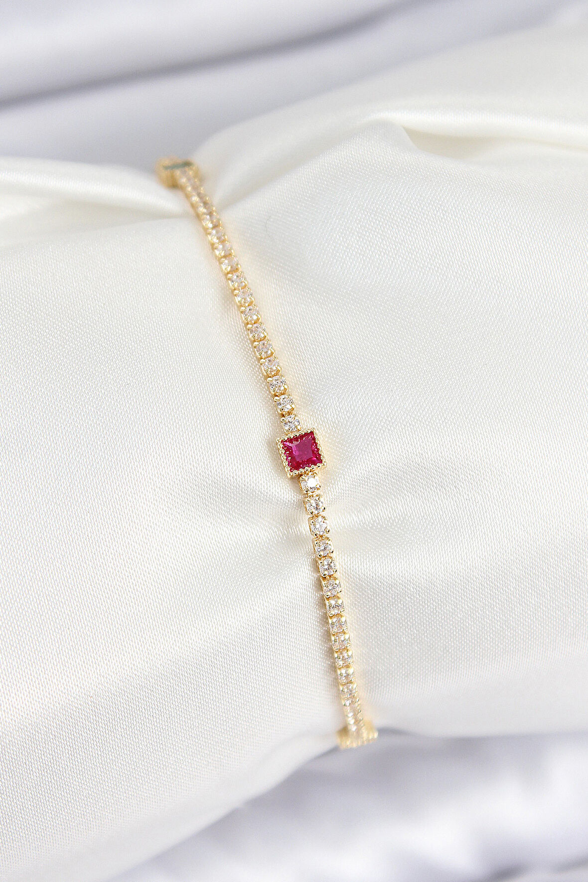 Pirinç Zirkon Taşlı Kare Model Gold Renk Kadın Bilekilk - TJ-BB7660