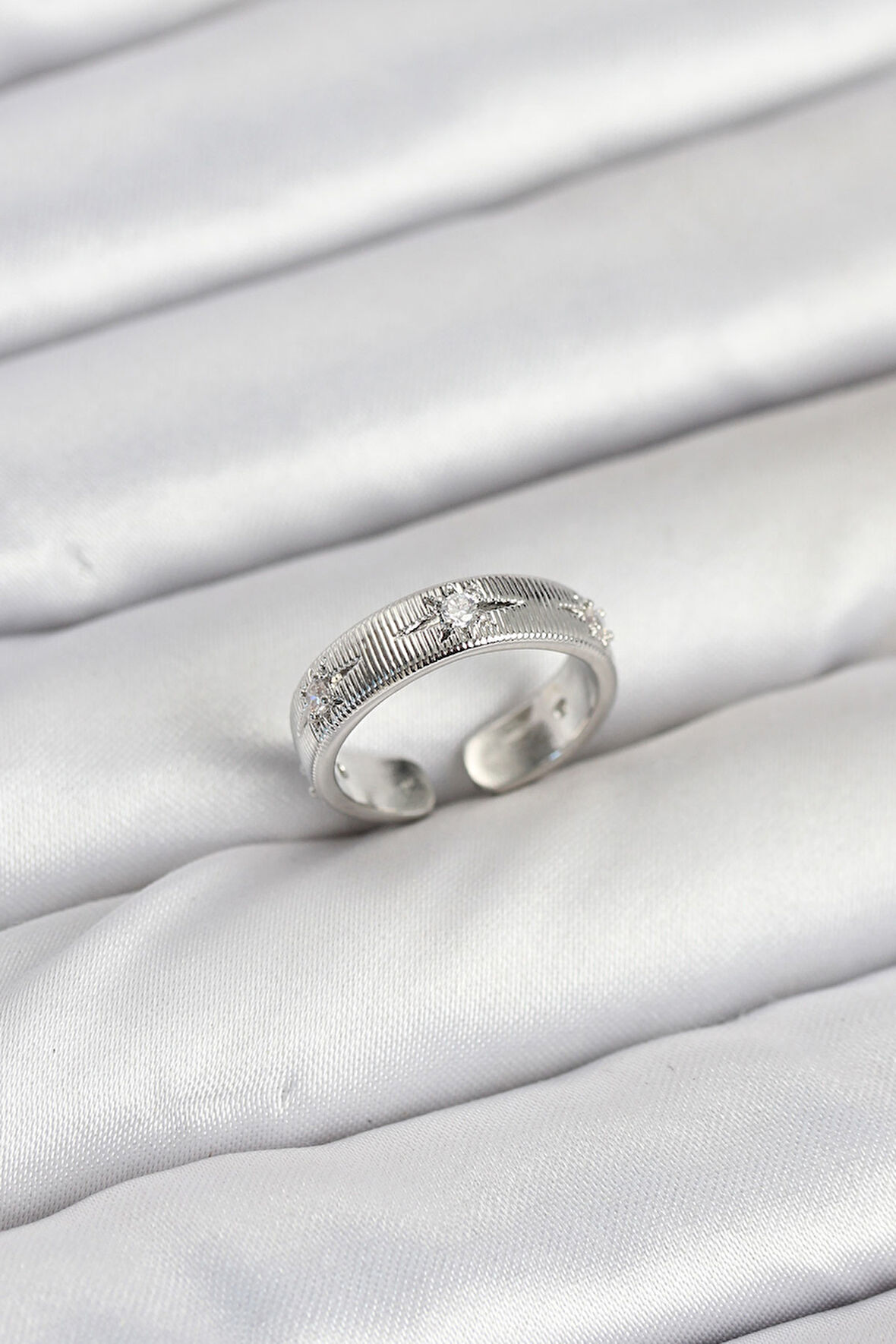 Pirinç Gümüş Renk Zirkon Taşlı Kutup Yıldızı Model Kadın Yüzük - TJ-BYK3899