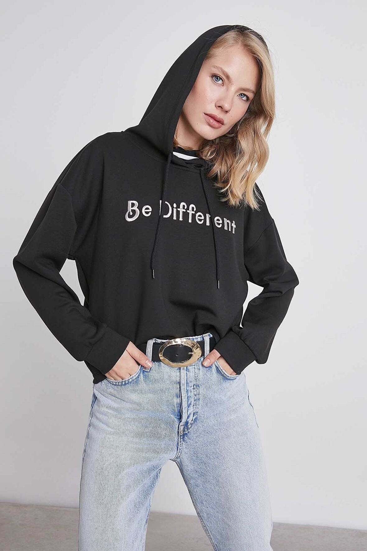 Önü Nakışlı Kapşonlu Sweatshirt