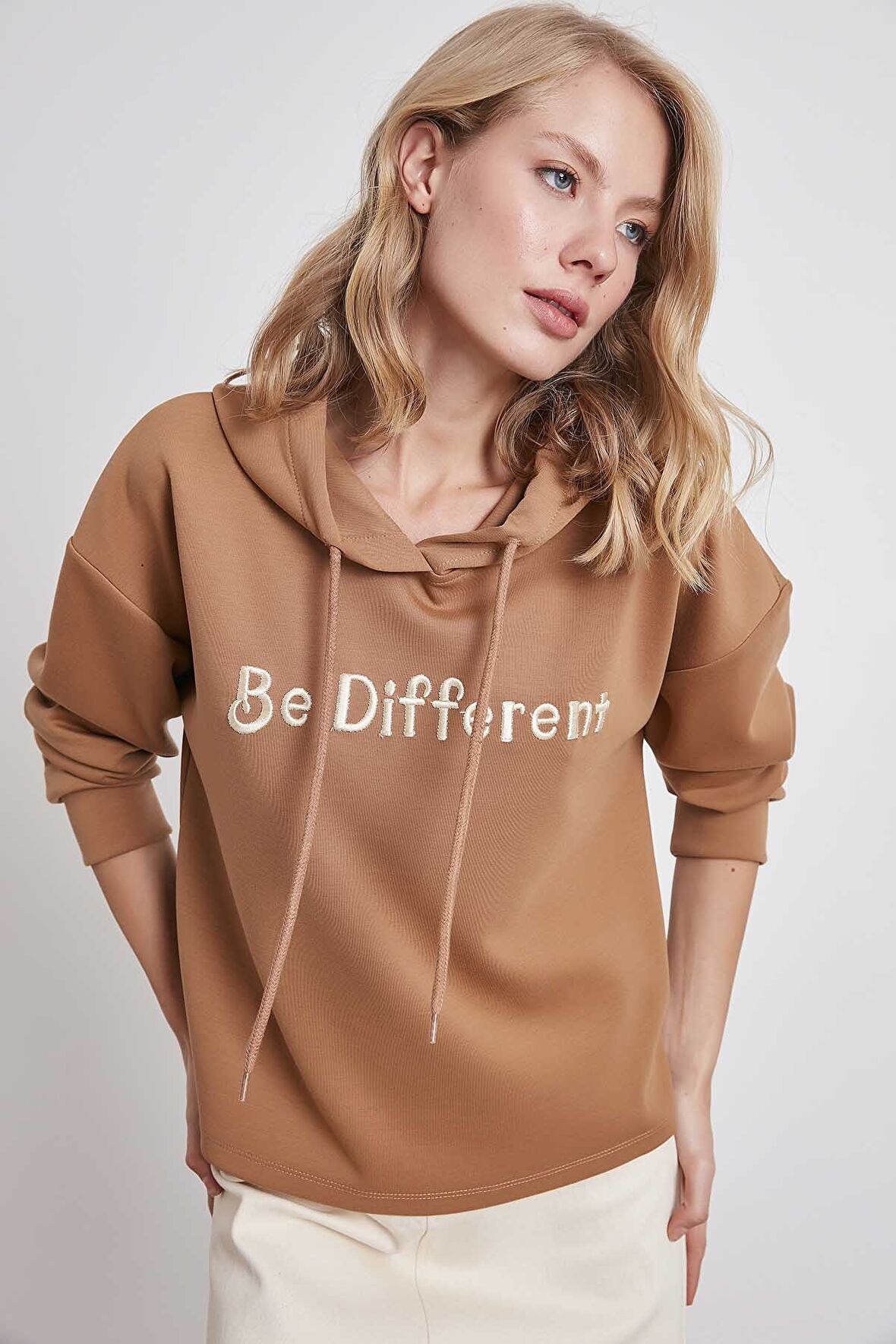 Önü Nakışlı Kapşonlu Sweatshirt