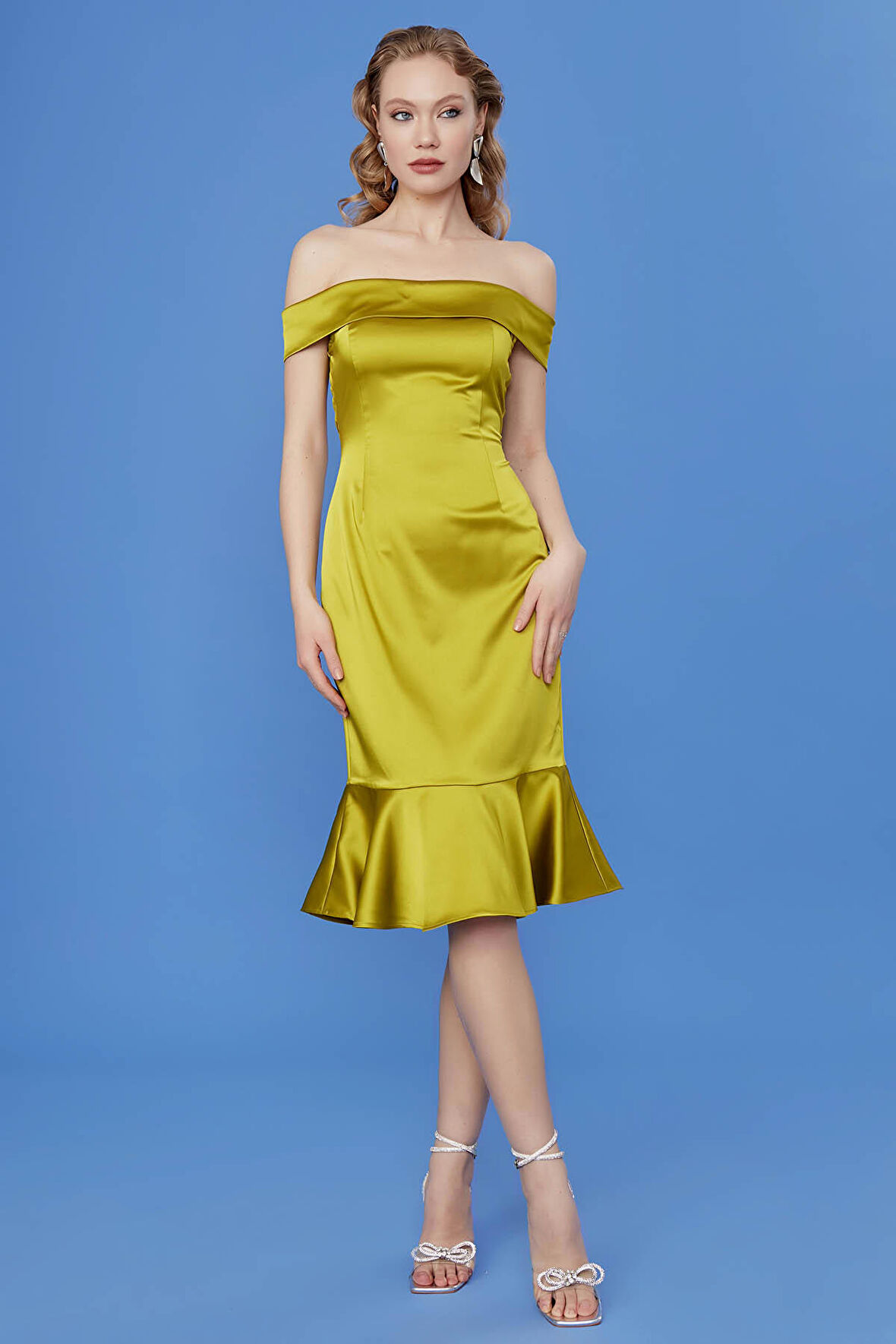 Kayık Yaka Ucu Volanlı Elbise