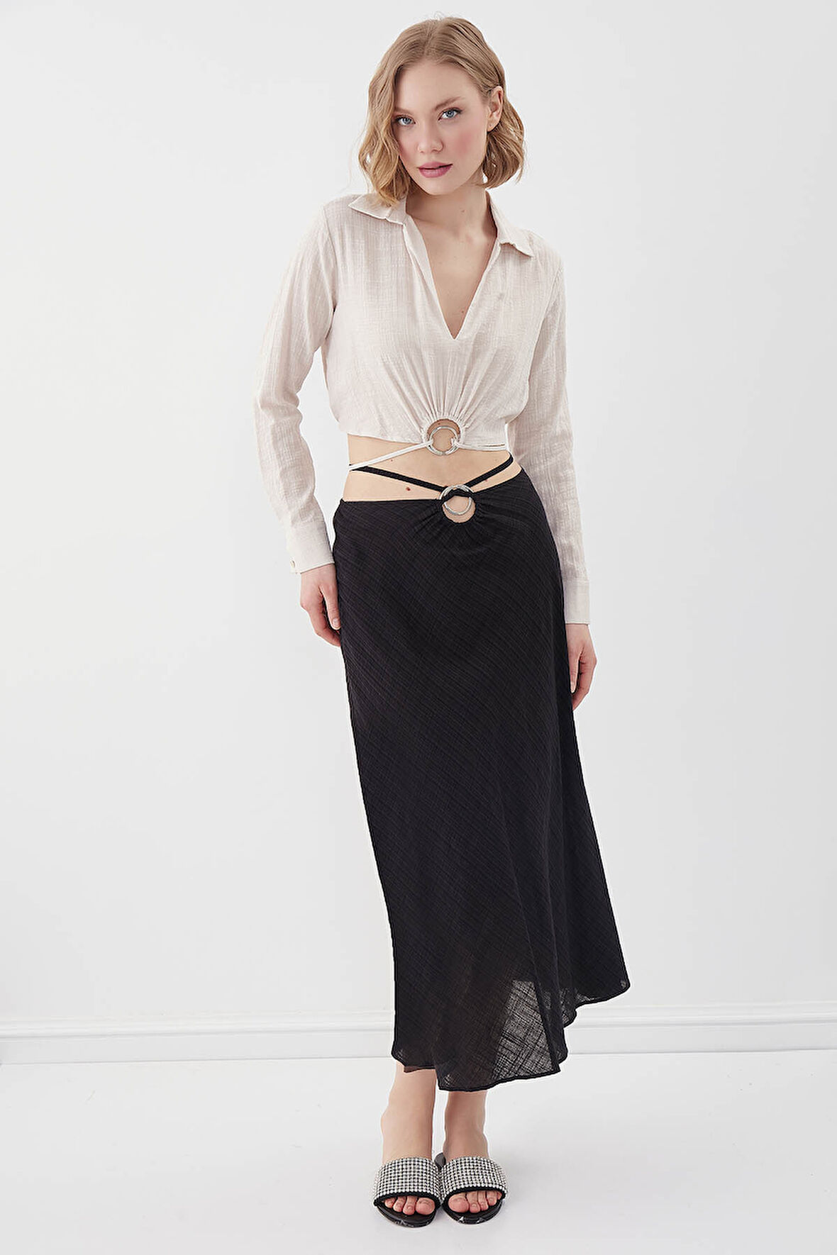 Beli Halka Detaylı V Yaka Lastikli Crop Bluz