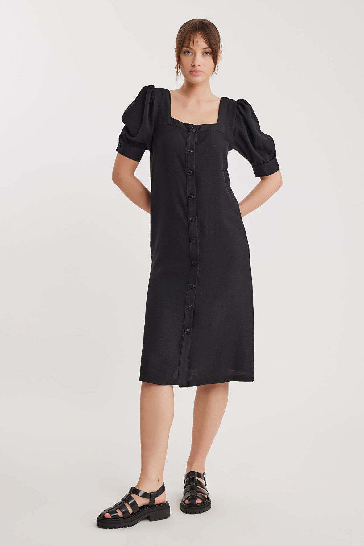 Kare Yaka Önü Düğmeli Kısa Kol Elbise