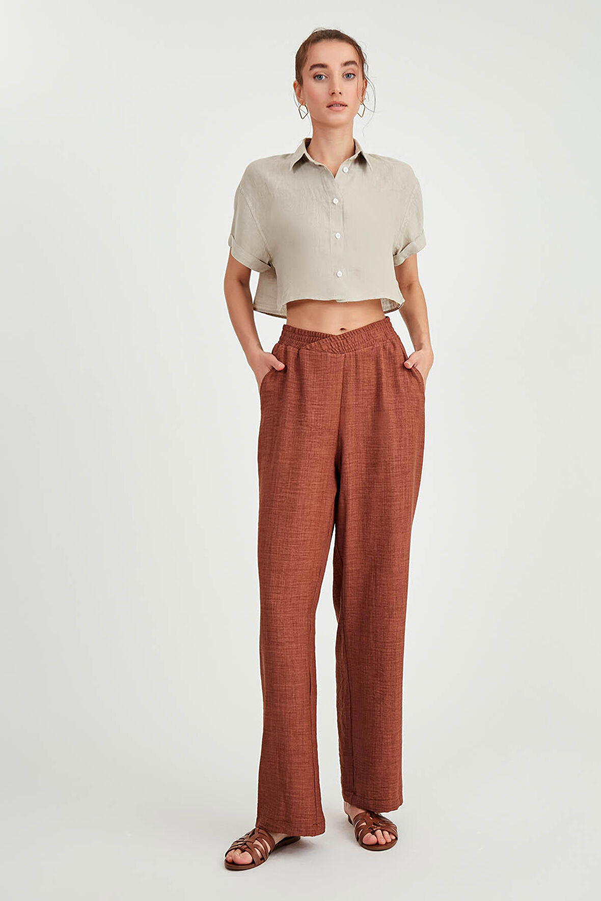 Beli Çapraz Lastik Detaylı Pantolon